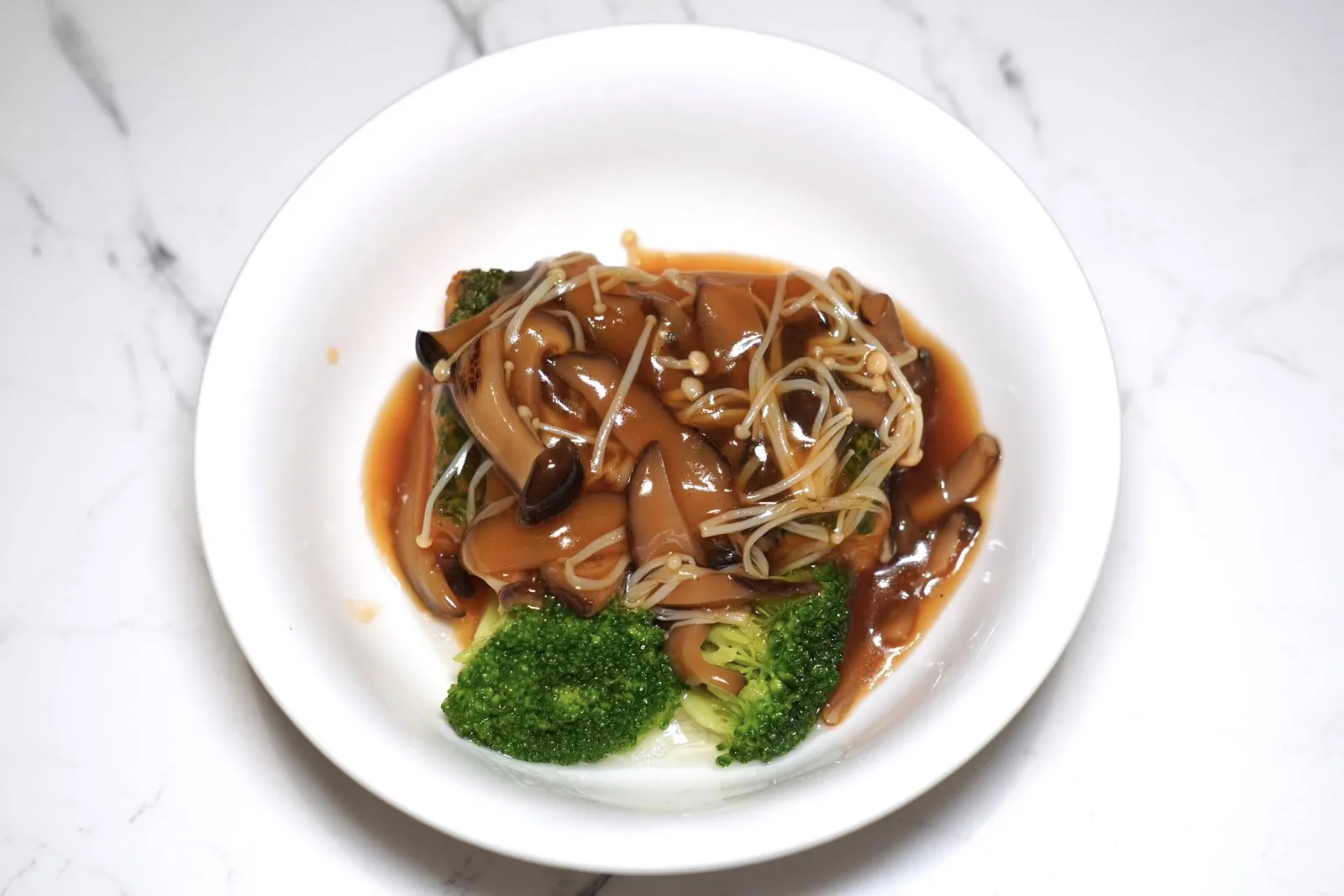 เต้าหู้หน้าผักโขมกับเห็ดSpinach Skin Beancurd with Mushroomเต้าหู้กรอบนอกนุ่มใน ด้านบนมีครัสต์ผักโขมเป็นชั้นบาง ๆ ราดด้วยซอสและเห็ดหลายชนิด