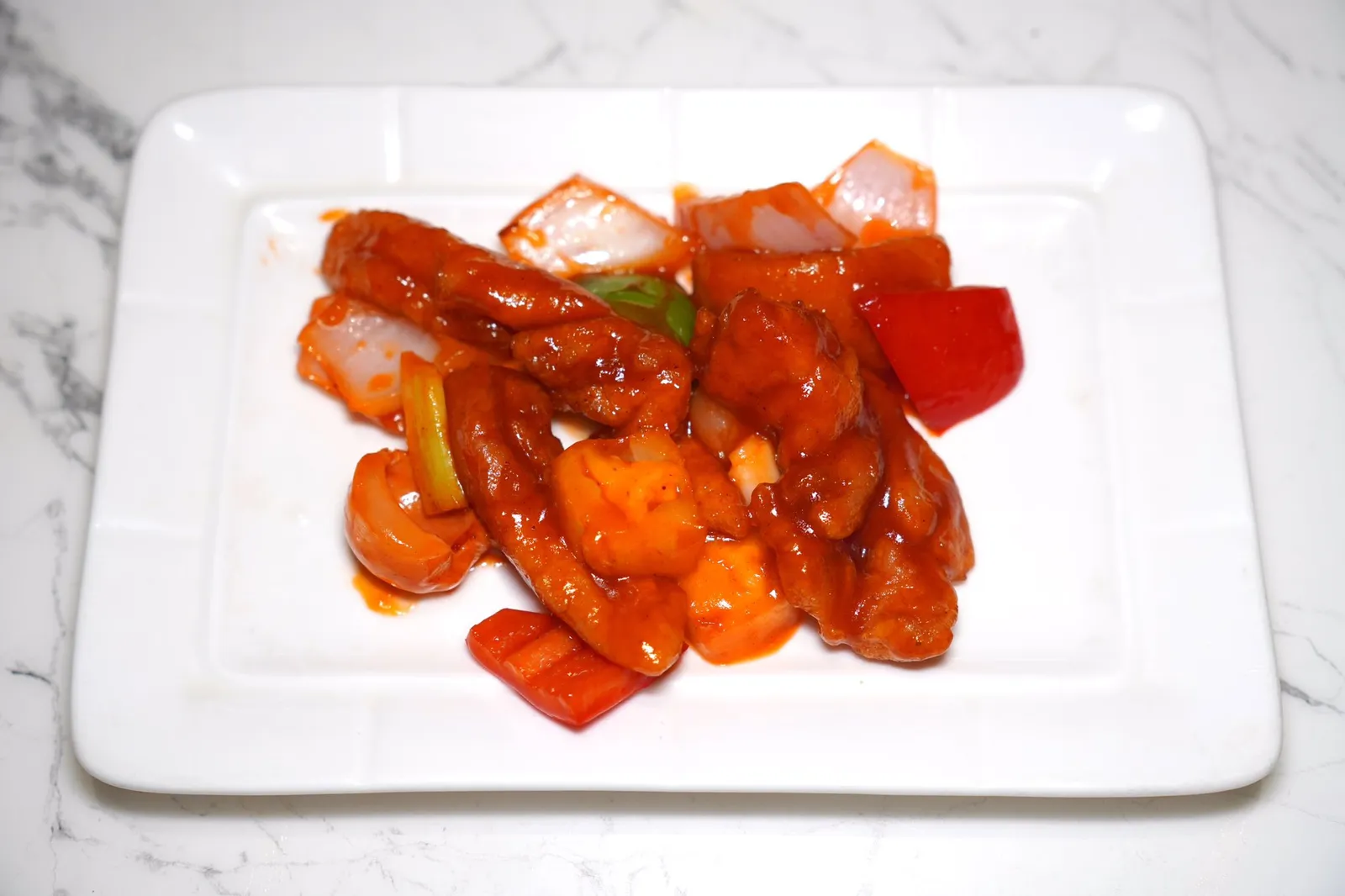 ไก่ซอสเปรี้ยวหวานSweet & Sour Chickenไก่ชิ้นทอดกรอบ จากนั้นนำมาผัดมากับซอสเปรี้ยวหวานรวมไปถึงต้นหอมและพริกหวาน
