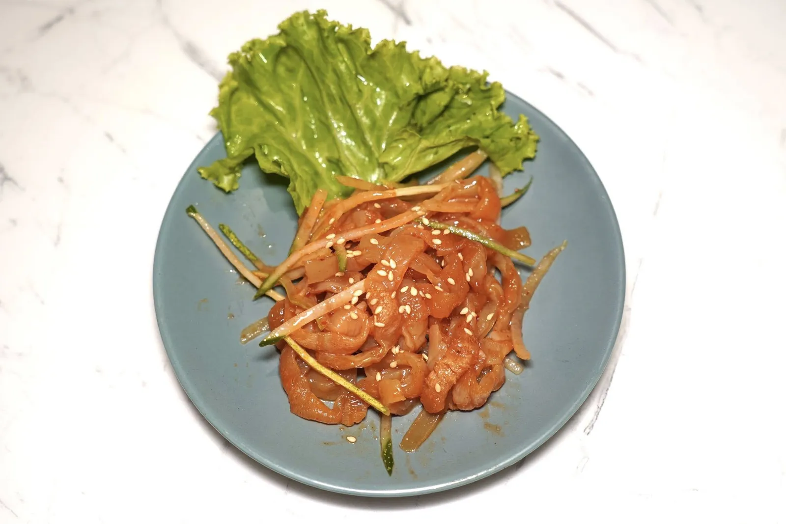 แมงกระพรุนเย็นChilled Jelly Fishแมงกระพรุนเย็นคลุกเคล้ากับซอสและงาขาวช่วยเรียกความสดชื่นได้ดี