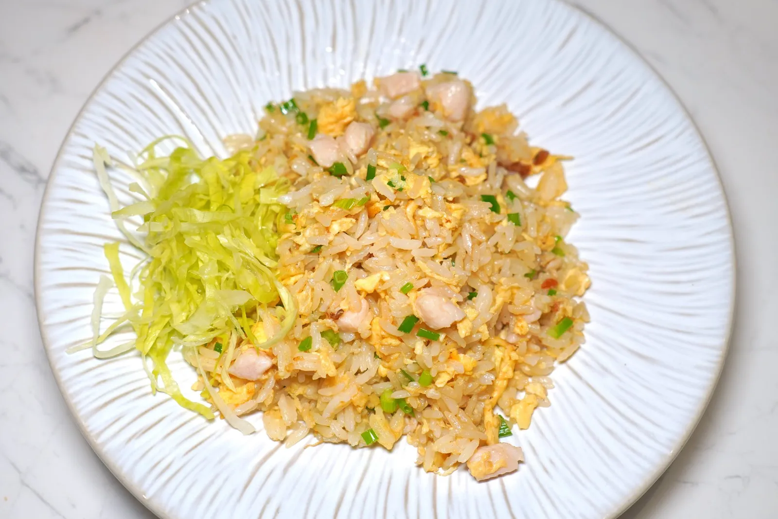 ข้าวผัดไก่และปลาเค็มFried Rice with Chicken & Salted Fishข้าวผัดไข่ที่ใส่เนื้อไก่และมีอโรมาหอมโดดเด่นของปลาเค็ม