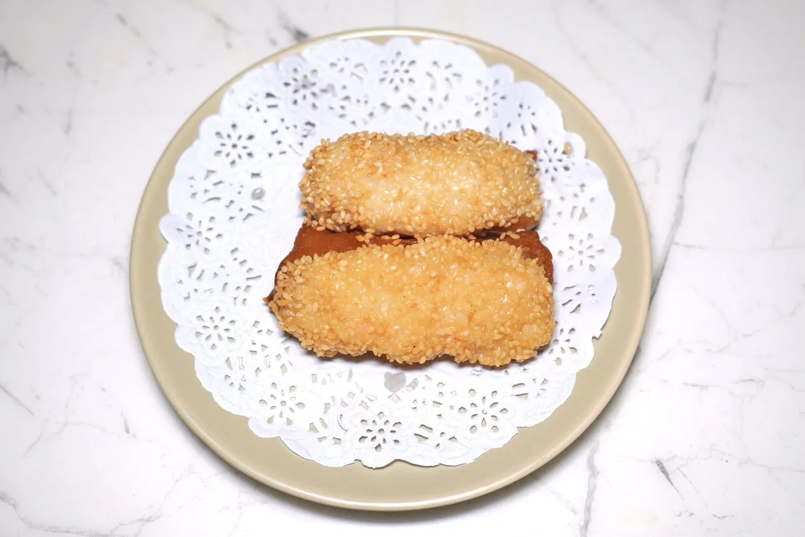 ปอเปี๊ยะทะเลทอดDonut with Seafood Pasteปอเปี๊ยะทอดกรอบเสิร์ฟมากับอาหารทะเลบด