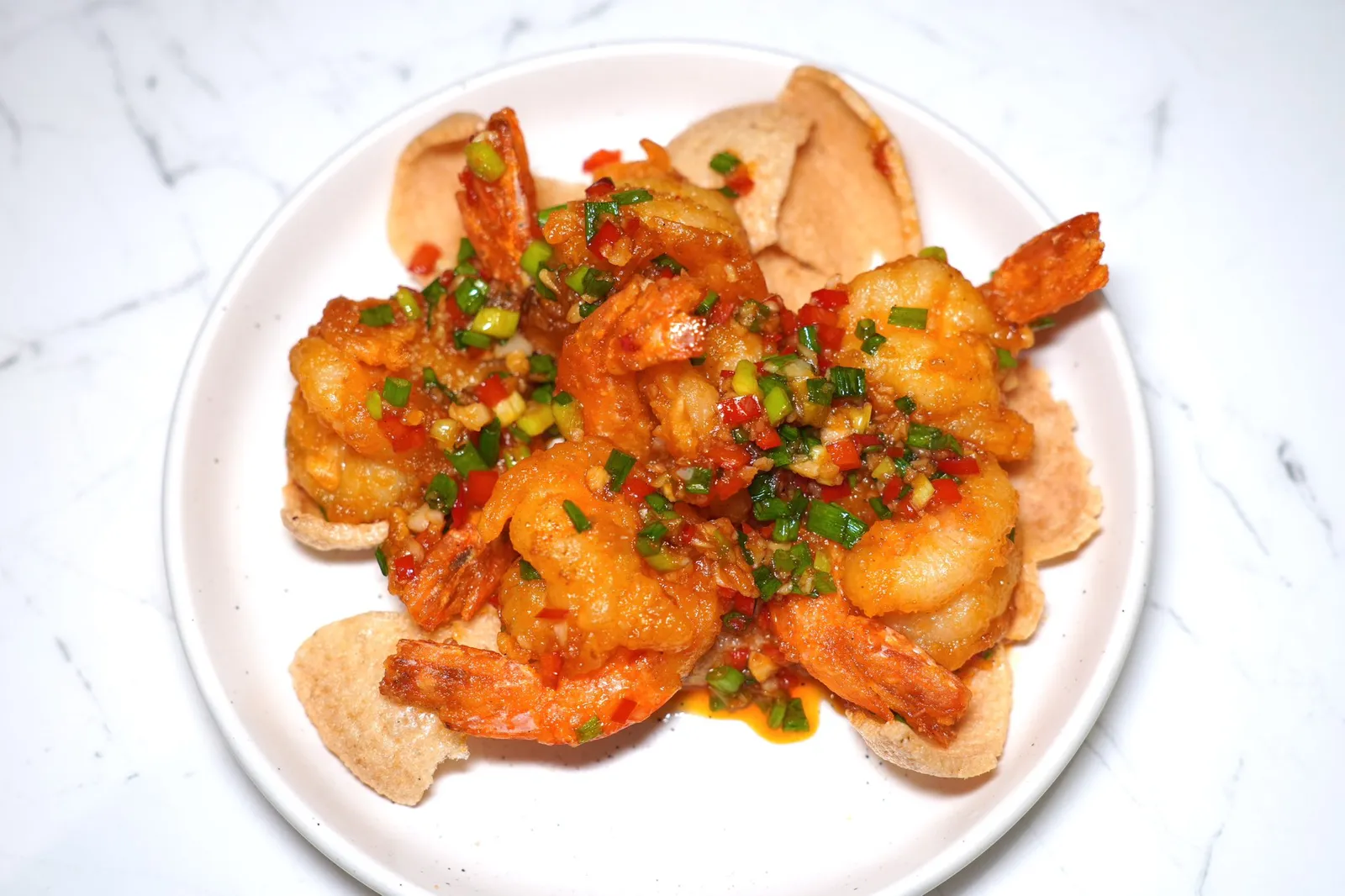 กุ้งผัดพริกเกลือDeshelled Prawns Fried with Pepper & Spiced Saltกุ้งตัวเขื่องแกะเปลือกพร้อมชิม เชฟผัดกับพริกเกลือในกระทะด้วยไฟแรงจนผิวนอกกรอบ ส่วนเนื้อกุ้งยังสุกพอเหมาะ