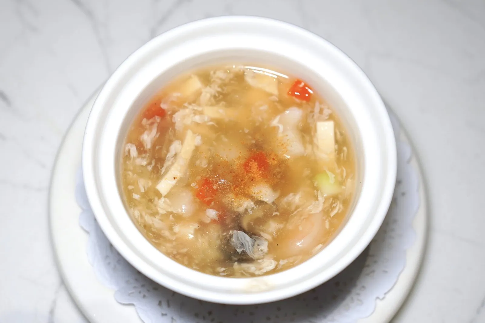 ซุปเต้าหู้ซีฟู้ดSeafood Beancurd Soupซุปเต้าหู้รสชาติบาง ๆ กลมกล่อม ในถ้วยยังมีอาหารทะเลใส่มาด้วย