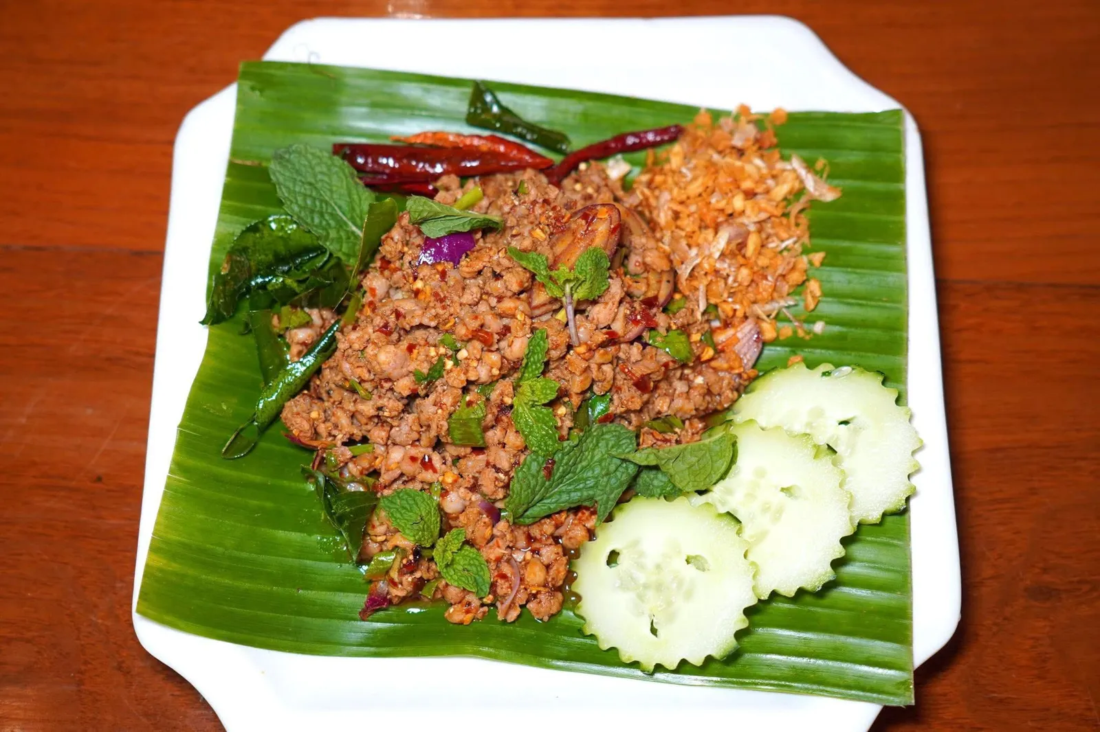 ลาบเป็ด (110)Spicy Minced Duck Saladเมนูลาบเป็ดที่มีกลิ่นเฉพาะตัวของเนื้อเป็ดที่ไม่มากจนเกินไป รสชาติมีความจัดจ้านและหอมกลิ่นสมุนไพรเด่นชัด (14/20)