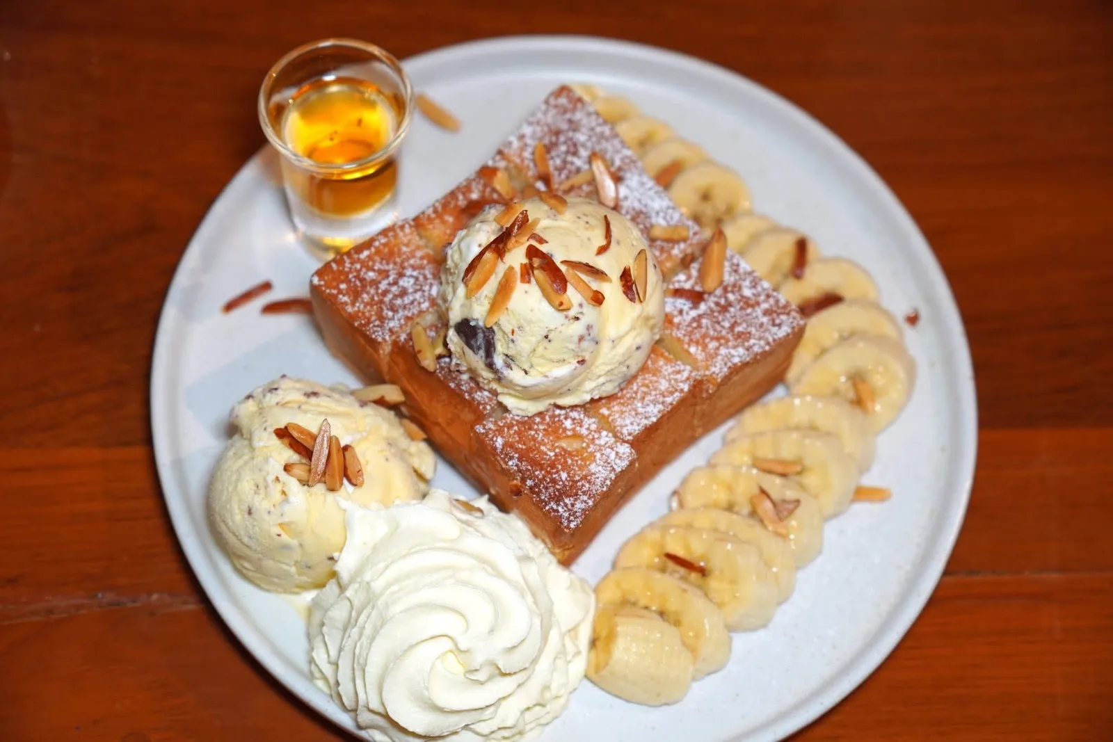 ฮันนี่โทสต์ (165)Honey Toast with Ice creamปิดท้ายด้วยฮันนี่โทสรสชาติมาตรฐาน ตัวขนมปังกรอบพอใช้ ก่อนชิมให้ราดด้วยน้ำปึ้งหวานเข้มข้นและตักเข้าปากพร้อมกันกับไอศกรีมเย็นชื่นใจ (13/20)