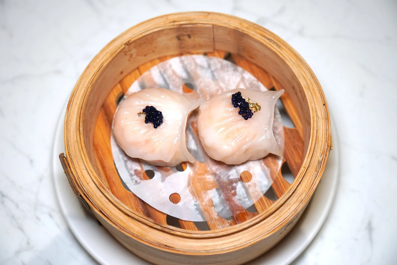 ฮะเก๋ากุ้งJUMBO Har Gao Shrimpฮะเก๋าทำออกมาได้สวยงามเทียบเท่ากันกับห้องอาหารจีนระดับสูง จากนั้นเสิร์ฟมากับลัมป์ฟิชคาเวียร์สร้างรสชาติเค็มพอเหมาะ