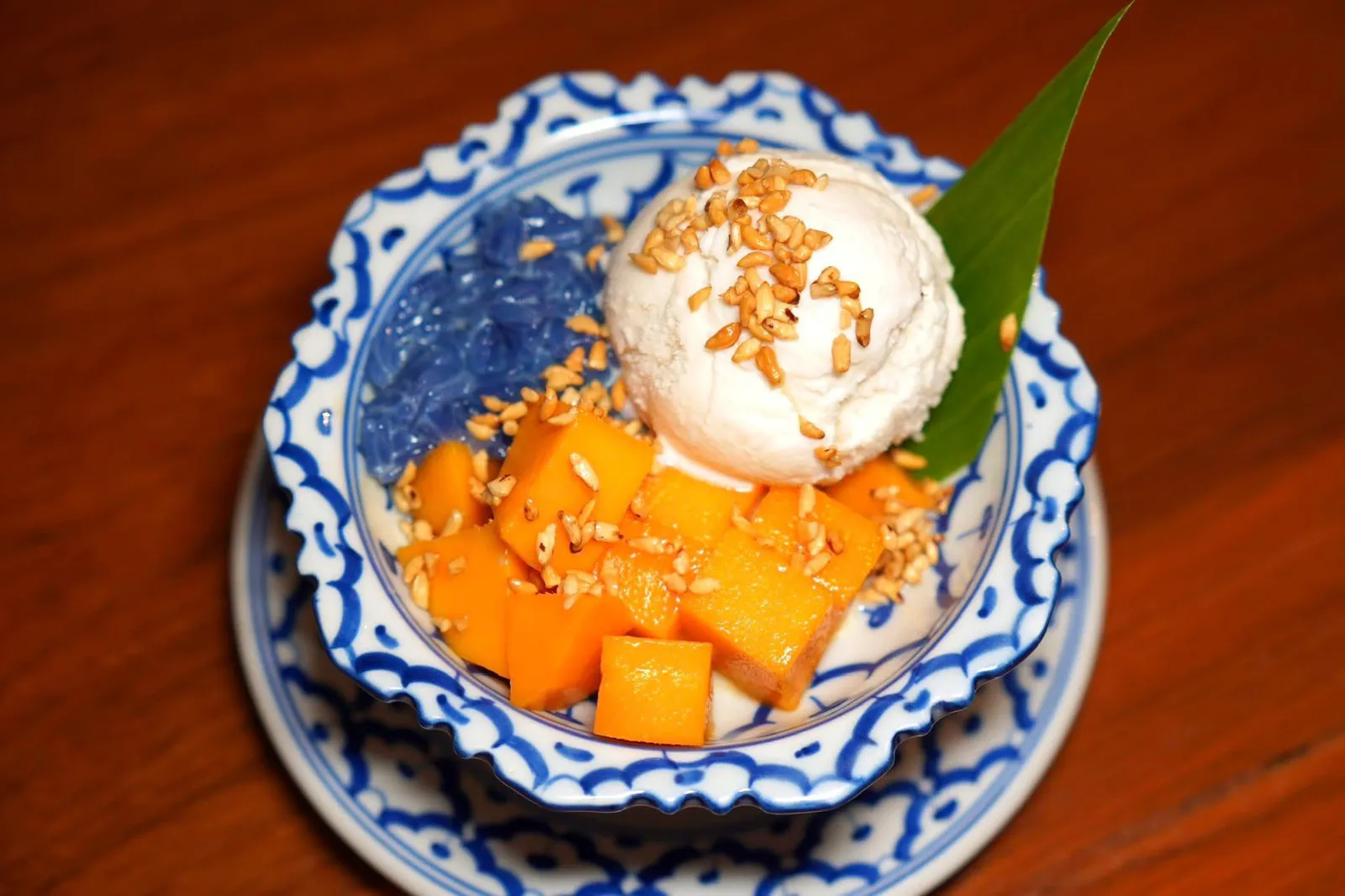 ไอศครีมกะทิสดข้าวเหนียวมะม่วง (85)Coconut Ice cream with Sticky Rice and Mangoไอศกรีมกะทิสดหวานมันเสิร์ฟมาบนข้ามเหนียวมูนอัญชันและมะม่วงสุกหวานฉ่ำ (13/20)
