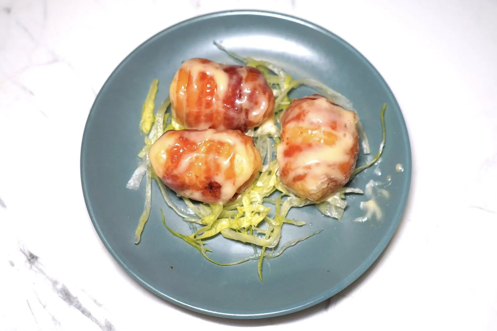 เบคอนห่อปลาหมึกSeafood Bacon Rollเบคอนที่พันล้อมรอบหมึกนุ่มหนึบ จากนั้นราดด้วยซอสคล้ายมาโยเปรี้ยวหวาน