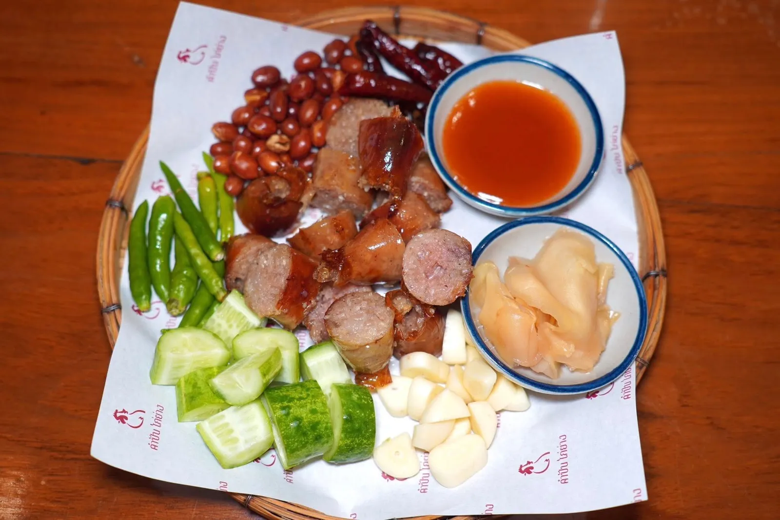 ไส้กรอกอีสานย่าง (150)Isaan Beef Sausageไส้กรอกอีสานเนื้อย่างให้ความสู้ฟันเบา ๆ แต่ไม่เหนียว รสชาติเปรี้ยวนำ (13/20)
