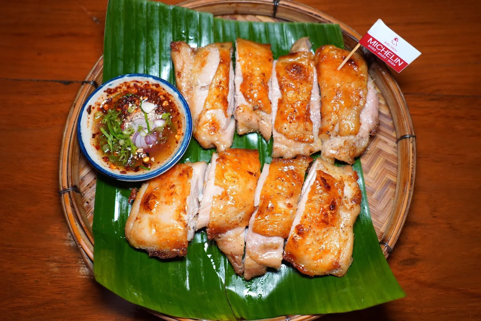 ไก่ย่างคำปัน (110)Kampun Grilled Chickenเมนูเด็ดที่สุดของร้านหนีไม่พ้นไก่ย่างคำปันที่ใช้เฉพาะเนื้อไก่ส่วนสะโพกเลาะกระดูกออกจนหมด จากนั้นนำไปผ่านการย่างแบบหนังกรอบ เนื้อไก่นุ่มฉ่ำ หอม มัน อร่อยได้ในราคาคุ้มค่า (14/20)