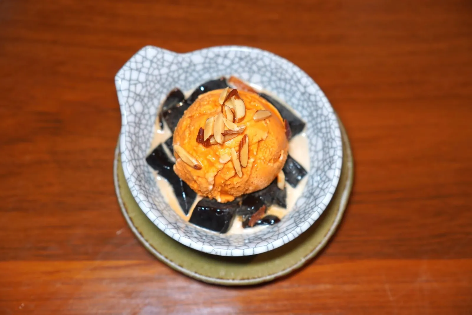 ไอศครีมชาไทยเฉาก๊วย (80)Jelly Grass with Thai Tea Ice creamส่วนของหวานจานแรกคือไอศกรีมชาไทยเสิร์ฟมาบนเฉาก๊วยนุ่มหนึบ (13/20)