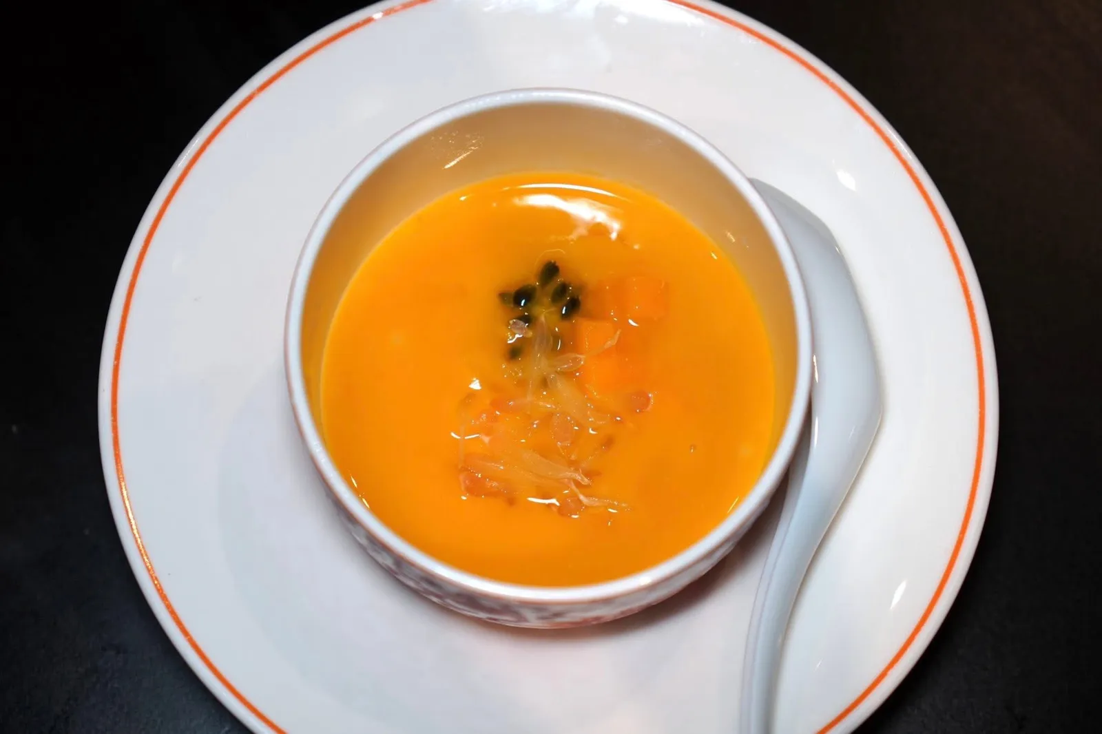 杨枝甘露 (68 CNY+)Chilled Mango Sago Cream with Pomeloปิดท้ายด้วยขนมหวานคลาสสิกอย่างครีมมะม่วงสุกหวานฉ่ำตัดด้วยความเปรี้ยวของเสาวรสและความฉ่ำของส้มโอ นอกจากนี้ยังมีสาคูเคี้ยวหนึบสร้างมิติทางเนื้อสัมผัสที่ดี (16/20)