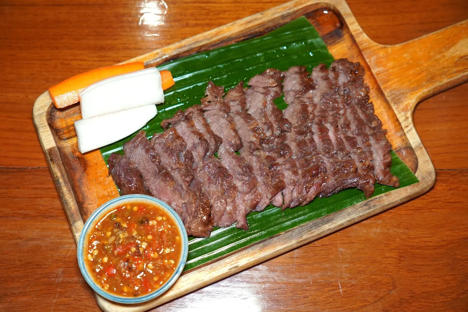 เนื้อโคขุนพิเศษย่าง จิ้มแจ่วปลาร้า (200)Grilled Beef with Spicy Fermented Fish Dipเนื้อโคขุนย่างมาสุกพอเหมาะเสิร์ฟมากับซอสจิ้มแจ่วปลาร้าสูตรพิเศษของทางร้าน (13/20)