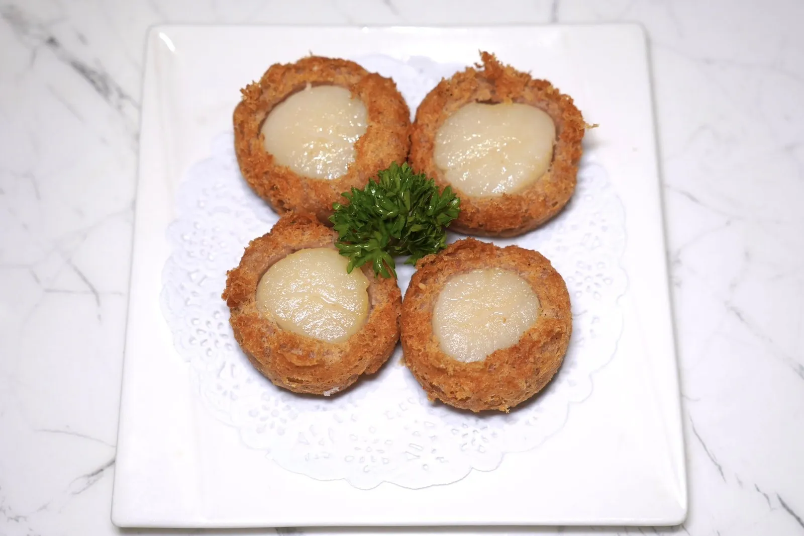 หอยเซลล์พันเผือกScallops Yam Ringหอยเชลล์ชิ้นโตจี่มาสุกกำลังดี เชฟพันล้อมด้วยเผือกทอดกรอบนอก ส่วนตรงชั้นกลางเนื้อเนียนละมุน