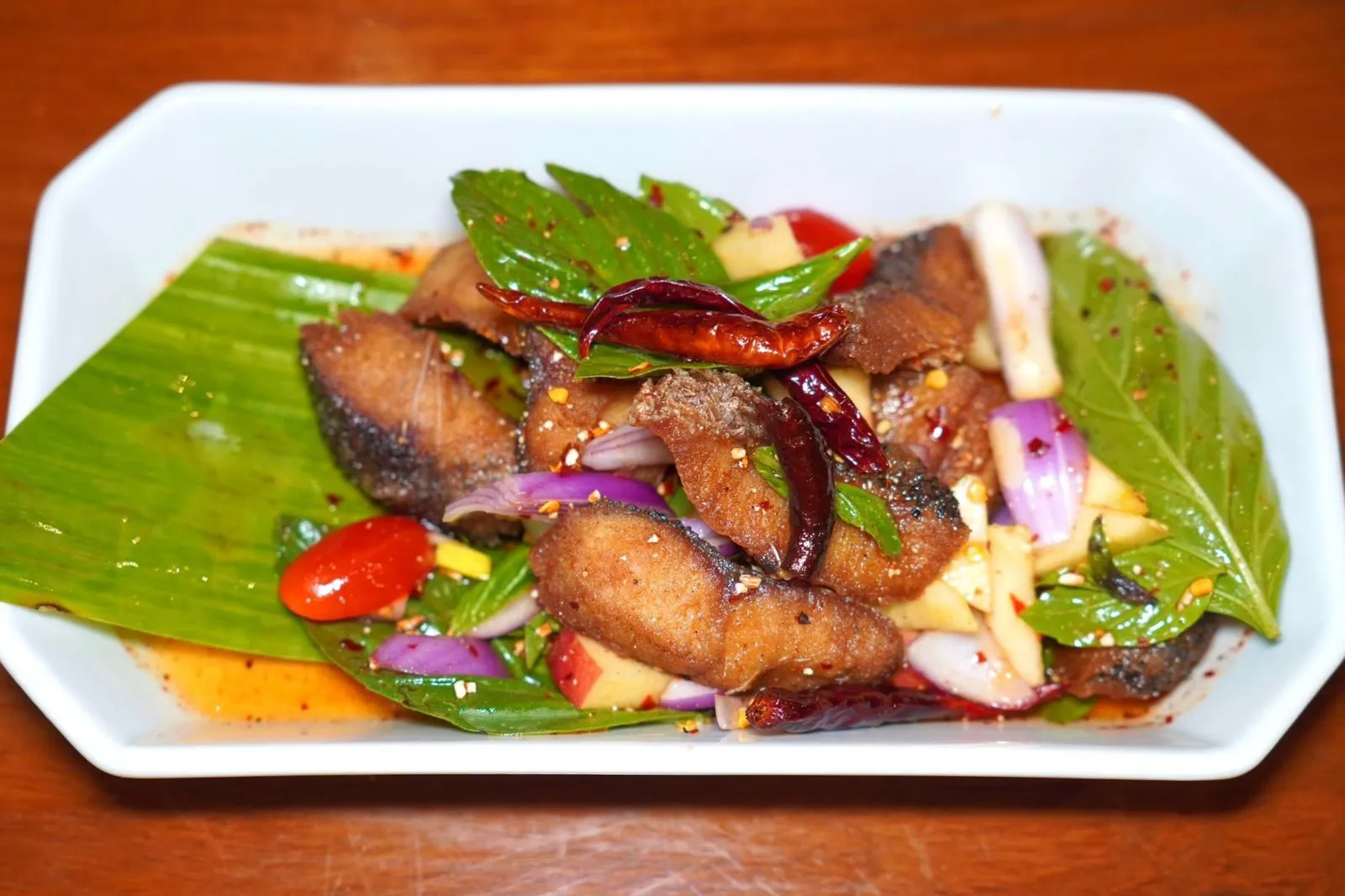 น้ำตกปลาช่อนนา (150)Fried Snakehead Fish in Spicy Herb Saladทางร้านนำปลาช่อนนามาแล่เป็นชิ้น จากนนั้นทอดจนกรอบๆร้ซึ่งกลิ่นคาวดิน จากนั้นคลุกเคล้าด้วยซอสน้ำตกสูตรพิเศษของทางร้านรวมไปถึงมะเขือเทศและชิ้นแอปเปิ้ล (14/20)