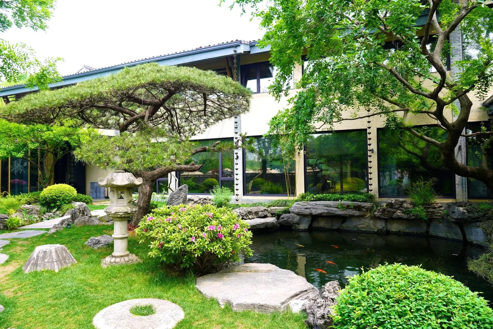 ถัดเข้ามาคือบ่อปลาคาร์ปและสวนขนาดย่อมอันแสนร่มรื่น