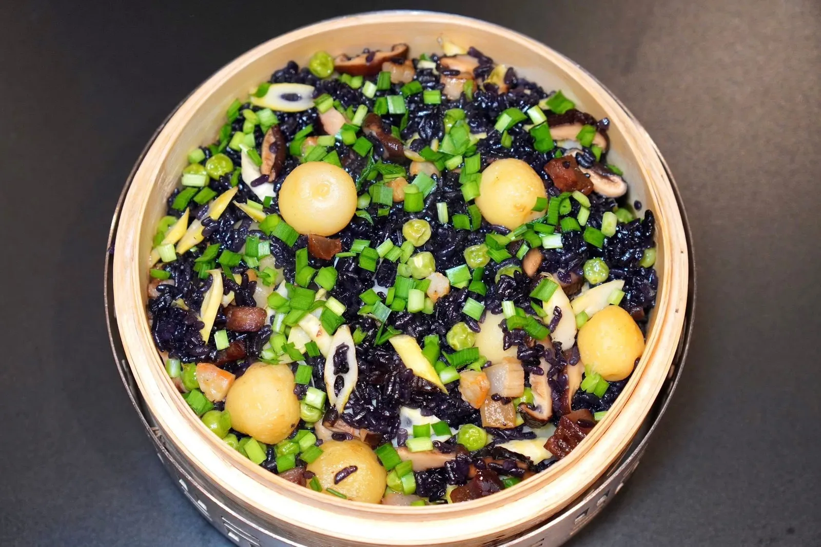 荷香乌米饭 (198 CNY+)Lotus Flavour Black Rice with Potatoes, Pork, Bamboo Shoots and Chinese Chivesข้าวเหนียวดำอบจนเคี้ยวหนึบมีอโรมาและกลิ่นดินเบา ๆ จากบัว นอกจากนี้ยังมีมันฝรั่ง เห็ด หน่อไม้ และต้นหอมจีนซอยใส่มาด้วย (15/20)