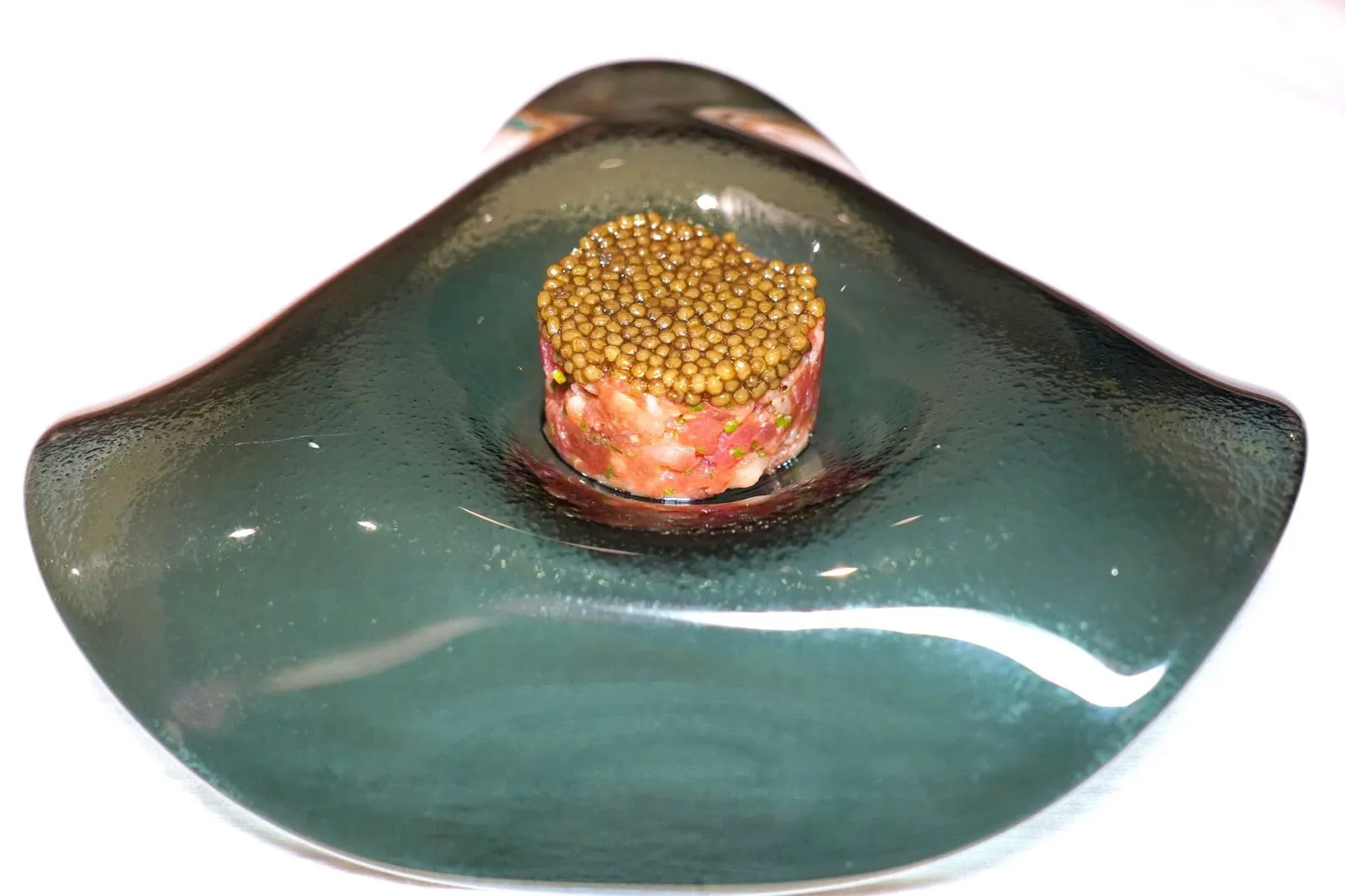 🥄 TOROTAKUFatty tuna / Radish pickled / Oscietre caviarToro หรือส่วนท้องของปลาทูน่าจากประเทศญี่ปุ่นสับจนละมุนในสไตล์ Tartare เชฟปรุงรสชาติด้วยแรดิชดอง หัวหอม และวาซาบิ