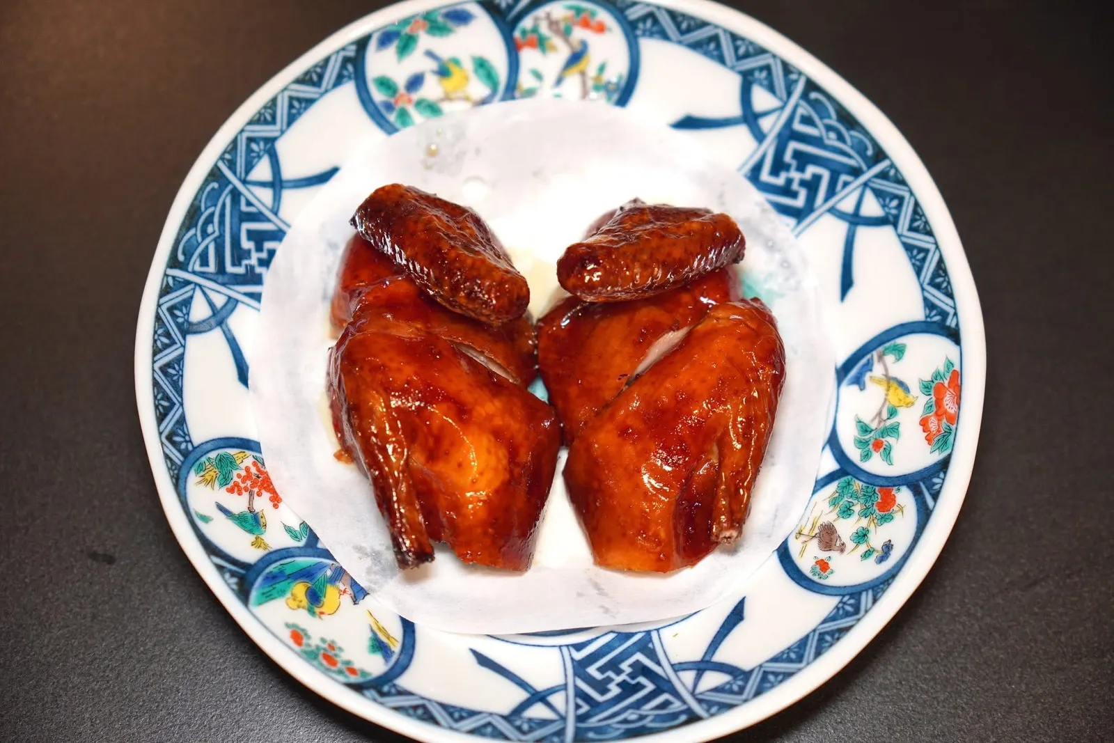 脆皮妙龄鸽 (98 CNY+)Crispy Squabนกพิราบอายุ 13 วันย่างมาแบบหนังกรอบ มีกลิ่นหอมโดดเด่น เนื้อนกยังคงมีความฉ่ำอยู่อย่างชัดเจน (16/20)
