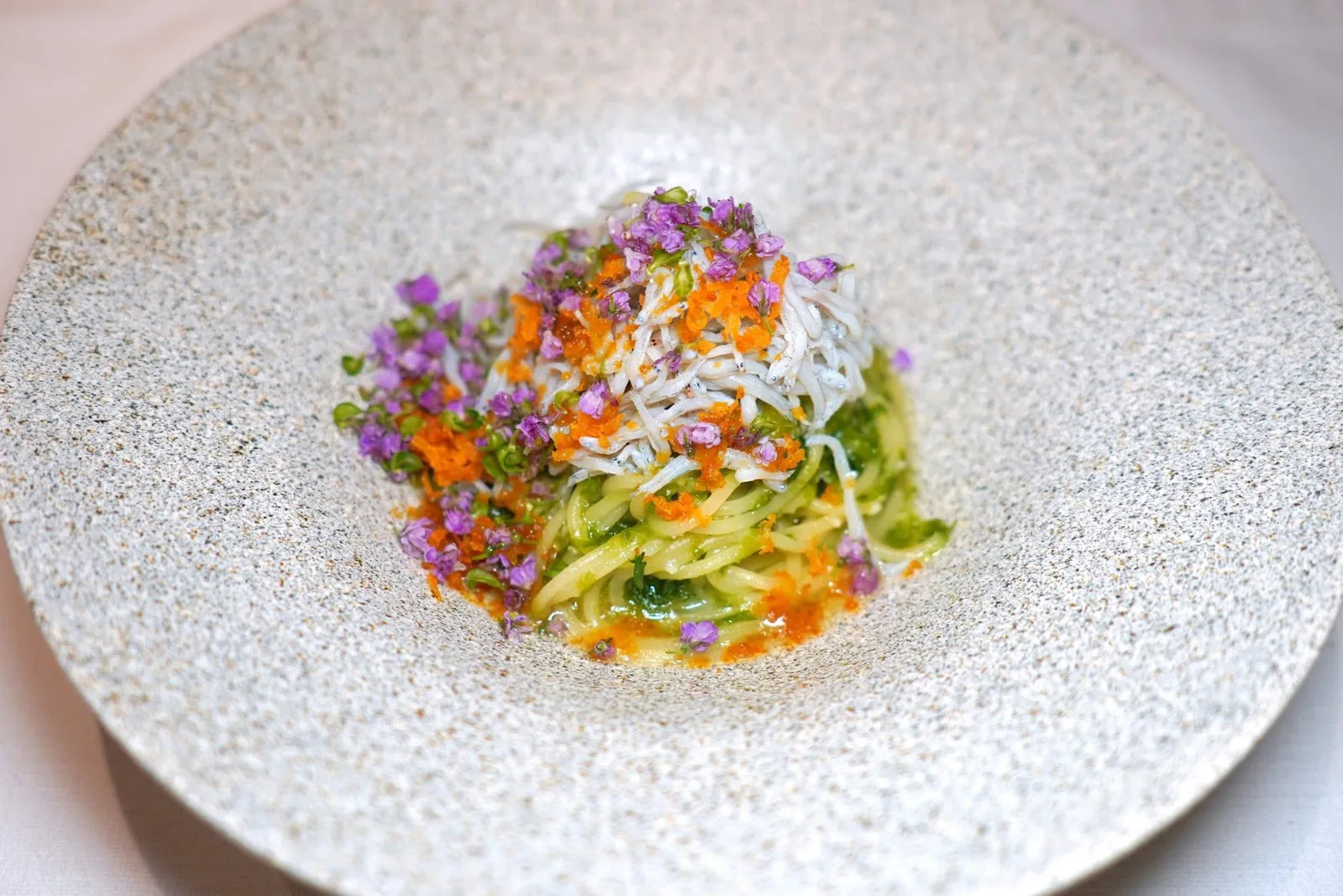 🥄 PASTASeaweed / Shirasu / Karasumiเส้นแองเจิ้ลแฮร์เสิร์ฟมากับซอสสาหร่ายและกระเทียมหอม ๆ ในจานยังมีมิติทางเนื้อสัมผัสที่ได้จาก Shirasu หรือปลาข้าวสาร ด้านบนคือ Karasumi หรือไข่ปลากระบอกหมักจนหอมมันรวมไปถึงดอกไม้ตามฤดูกาลอีกด้วย (15/20)