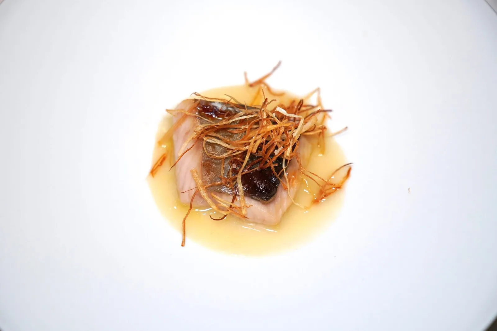 🥄 FISH DISHSeasonal fish / Yuzu / White Misoปลาเนื้อขาวเสิร์ฟมาสุกกำลังดีไร้ที่ติ ซอสดาชิรอบ ๆ เตรียมมาจากมิโสะขาว ด้านบนคือผักรากและกระเทียมต้นทอด (15/20)