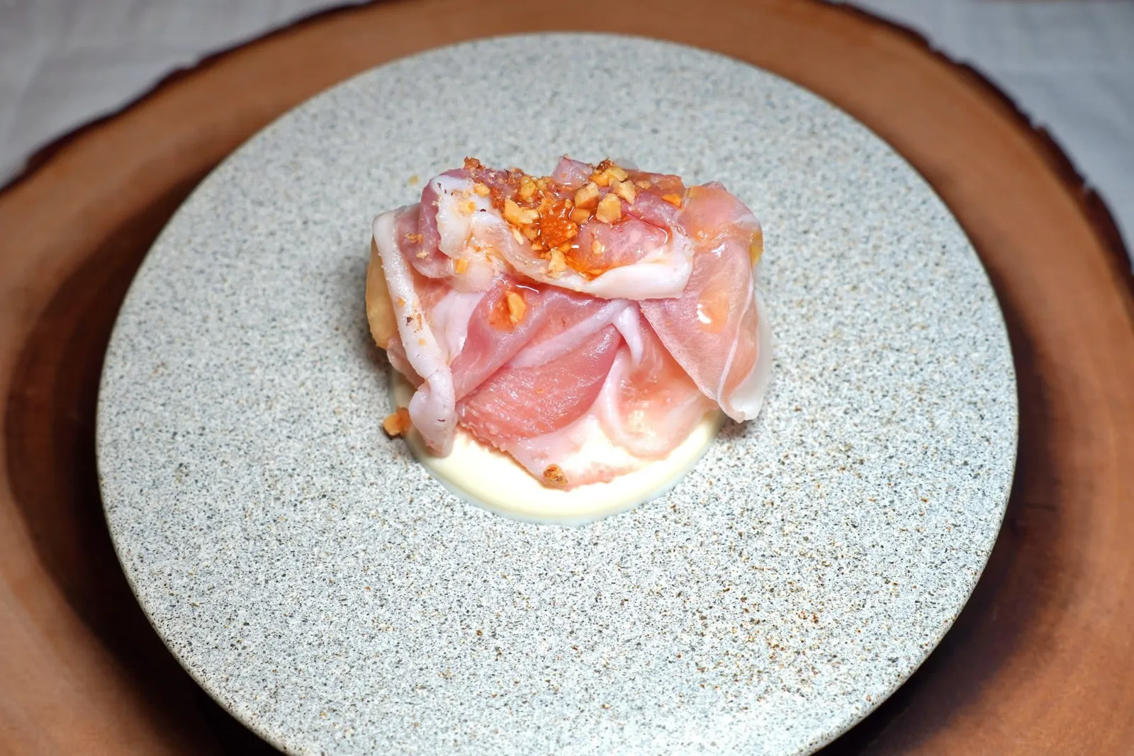 🥄 PROSCIUTTOPeach / Burrata / WalnutProsciutto หรือแฮมอายุ 24 เดือนนำเข้าจากประเทศอิตาลีเสิร์ฟมากับลูกพีชที่มีรสชาติหวานโดดเด่นจากจังหวัด Nagasaki ประเทศญี่ปุ่น รอบ ๆ คือซอส ที่ผสมครีมชีสและชีสมอซซาเรลล่าเข้าด้วยกัน ให้รสชาติฝาดเบา ๆ จากนั้นด้านบนโดยด้วยถั่ววอลนัทและน้ำมันมะกอกให้อโรมาหอม ๆ มาช่วยเติมเต็มทุกองค์ประกอบให้สมบูรณ์ยิ่งขึ้น