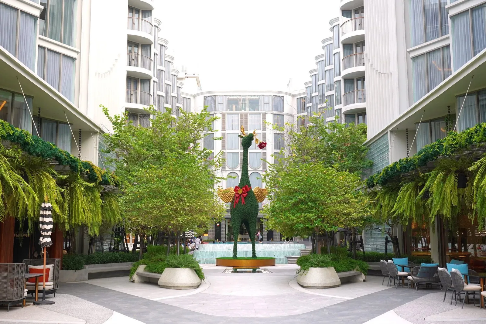 ตัวร้านตั้งอยู่ในโรงแรม The Salil Hotel Riverside Bangkok ไม่ไกลกันกับสระว่ายน้ำ