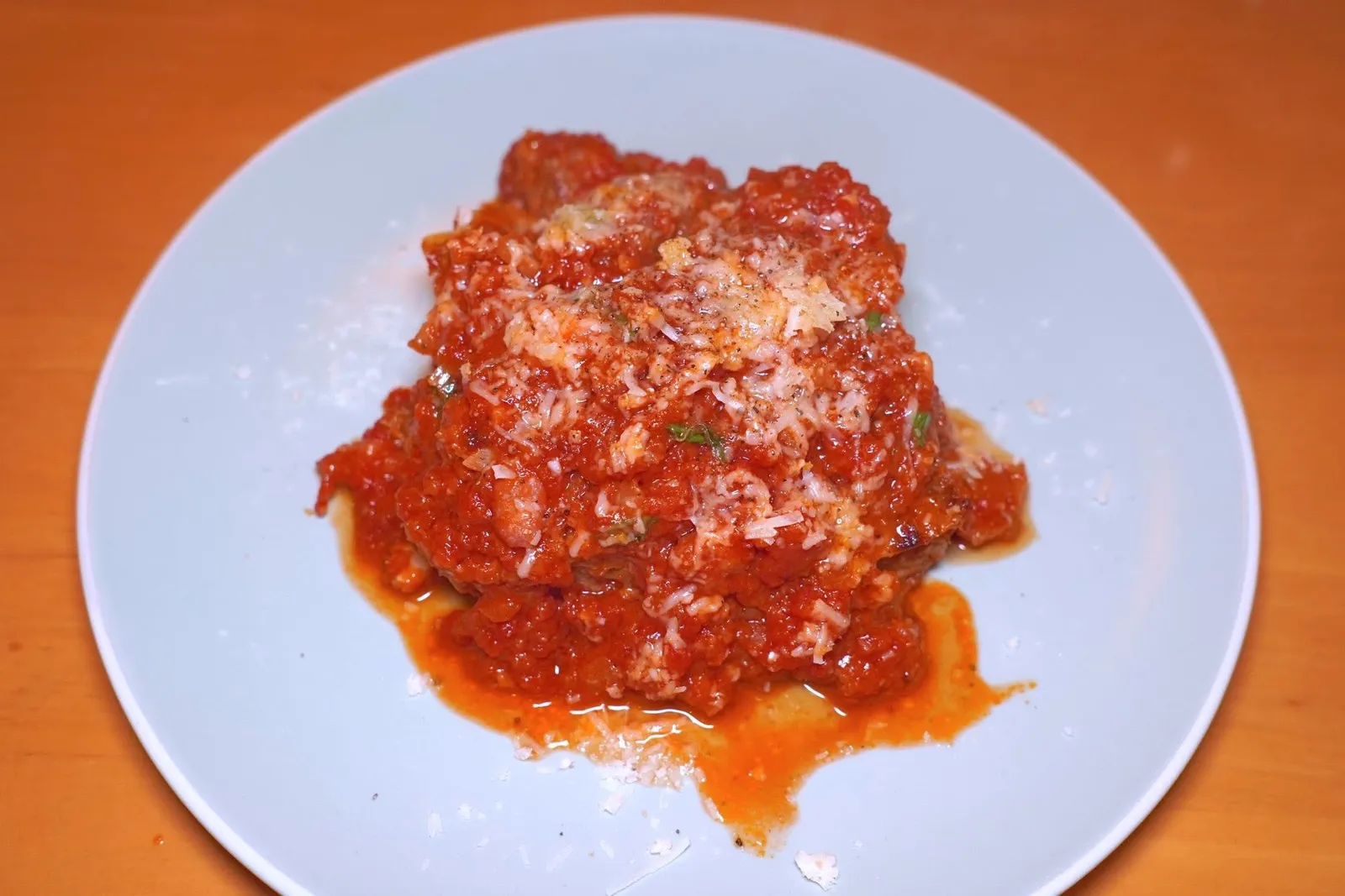 LASAGNA (490+)Pork Bolognese Sauce, Pork Meat Ballls And Baconพาสต้าทรงแผ่นลาซาญญ่าราดด้วยซอสโบโลญเยเซ่เนื้อหมู เนื่องจากเชฟเป็นคนจากทางตอนใต้ทางร้านจะไม่ใส่ Béchamel ลงไปแม้แต่น้อย นอกจากนี้เรายังสัมผัสได้ถึงลูกชิ้นหมูและเบคอนที่มีเนื้อสัมผัสแตกต่างกันได้อีกด้วย (13/20)
