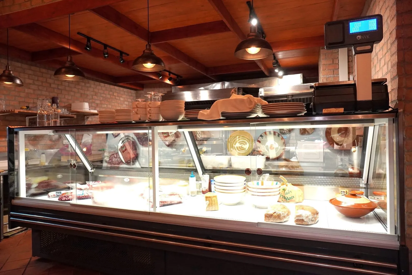 ภายในร้านตกแต่งแบบเรียบง่ายโดยมี Salumeria และพื้นที่สำหรับจัดจำหน่ายสินค้าเป็นจุดดึงสายตา