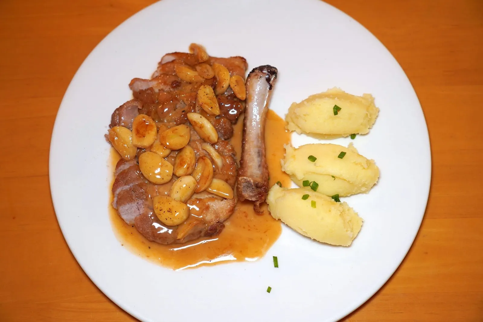 PORK CHOP IN WHITE WINE SAUCE (590+)With Mash Potatoesอีกจานคือซี่โครงหมูย่างบนเตาถ่าน จากน้ำราดด้วยซอสไวน์ขาว-กระเทียม เจี๊ยบมาพร้อมกับมันบดรสดี (12/20)