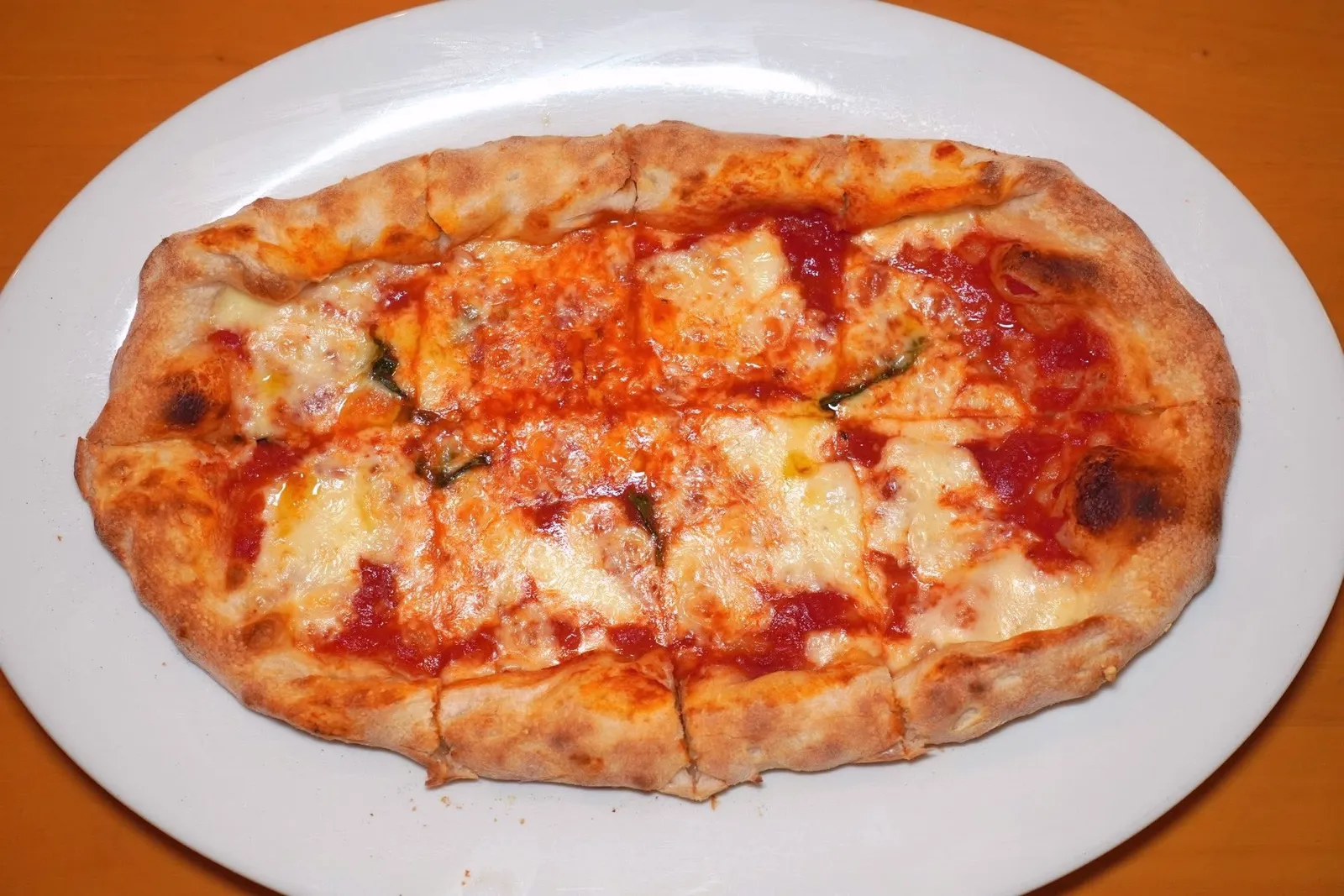 PIZZA MARGHERITA (320+)Tomato, Mozzarella Bufala, Italian Basilพิซซ่าเสิร์ฟมาเป็นทรงสี่เหลี่ยมผืนผ้าาสสิค รสชาติเปรี้ยวอูมามิของมะเขือเทศเด่นชัดตัดกับความหอมมันของชีสมอซซาเรลล่านมควายได้อย่างไร้ที่ติ (13/20)