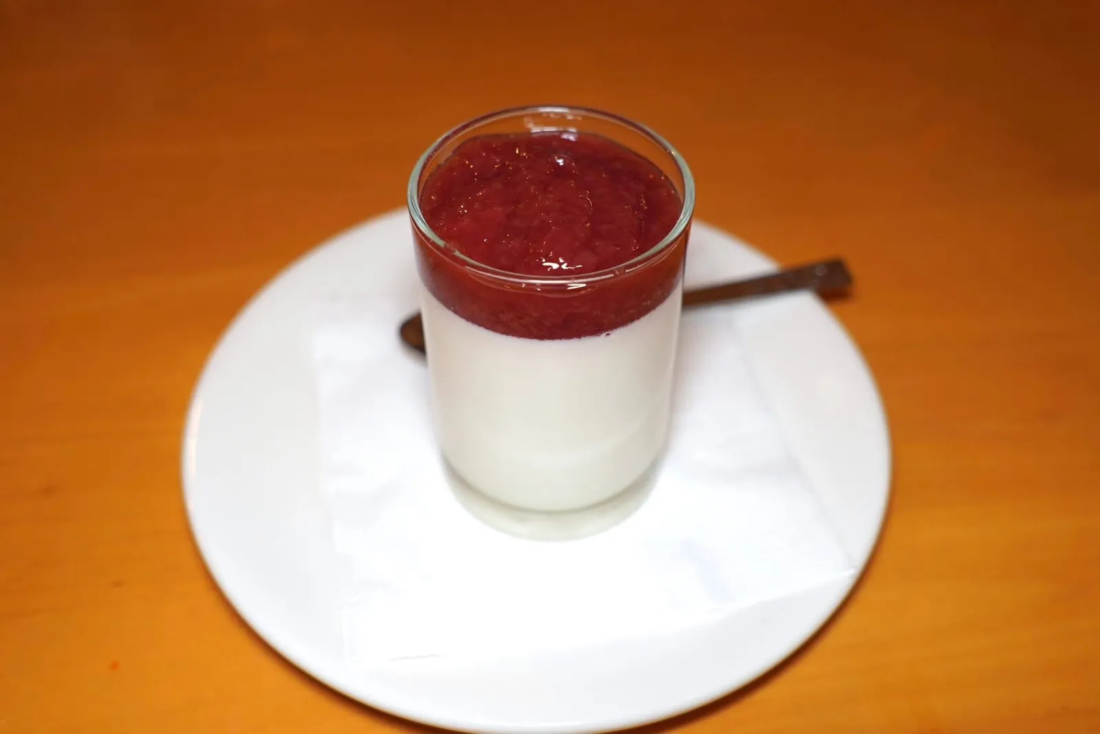 PANNA COTTA PLAIN (280+)With Berries Sauceปิดท้ายด้วยพันนาคอตต้าเนื้อเนียนราดด้วยซอสเบอร์รี่เข้มข้น (13/20)
