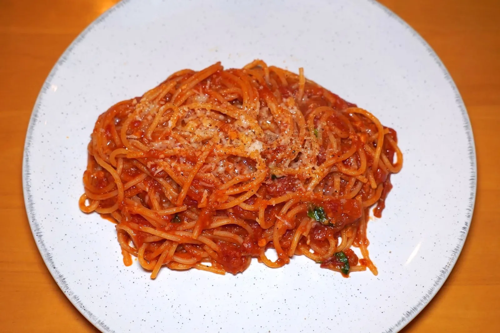 SPAGHETTI POMODORO E BASILICO (290+)Tomato Sauce And Italian Basilพาสต้าเส้นสปาเกตตี้ราดด้วยซอสมะเขือเทศให้รสชาติที่เปรี้ยวและอูมามิเข้มข้น นอกจานี้ยังมีอโรมาของใบเบซิลอิตาลีอีกด้วย (13/20)