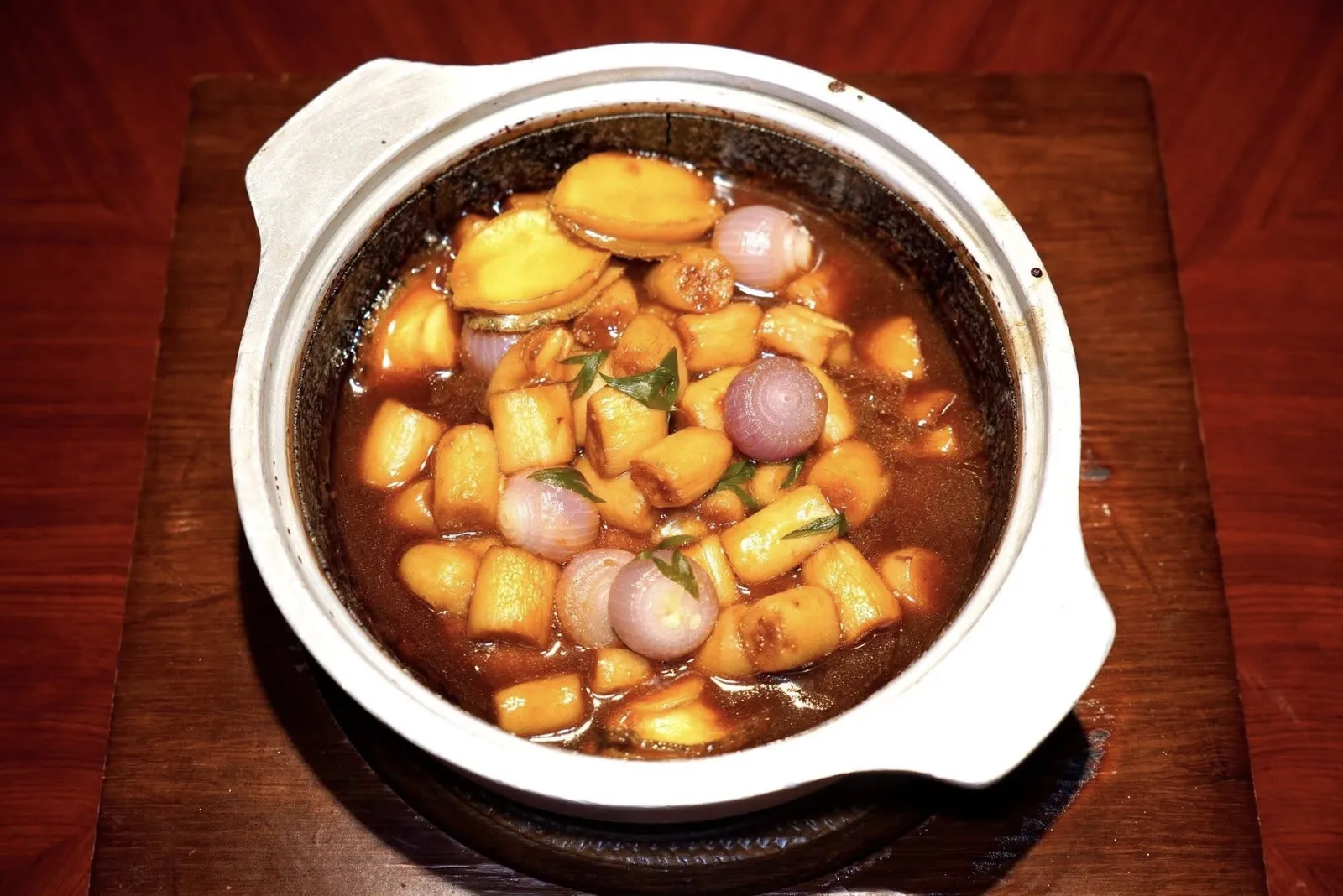 石锅鲜鲍焖杭茄 (198 CNY+)Braised Fresh Abalone with Eggplantหอยเป่าฮื้อสด ๆ ตุ๋นในซอสรสชาติเปรี้ยวหวานเข้มข้น จากนั้นเสิร์ฟมากับชิ้นมะเขือนุ่ม ๆ ในหม้อขนาดใหญ่คุ้มราคา (17/20)