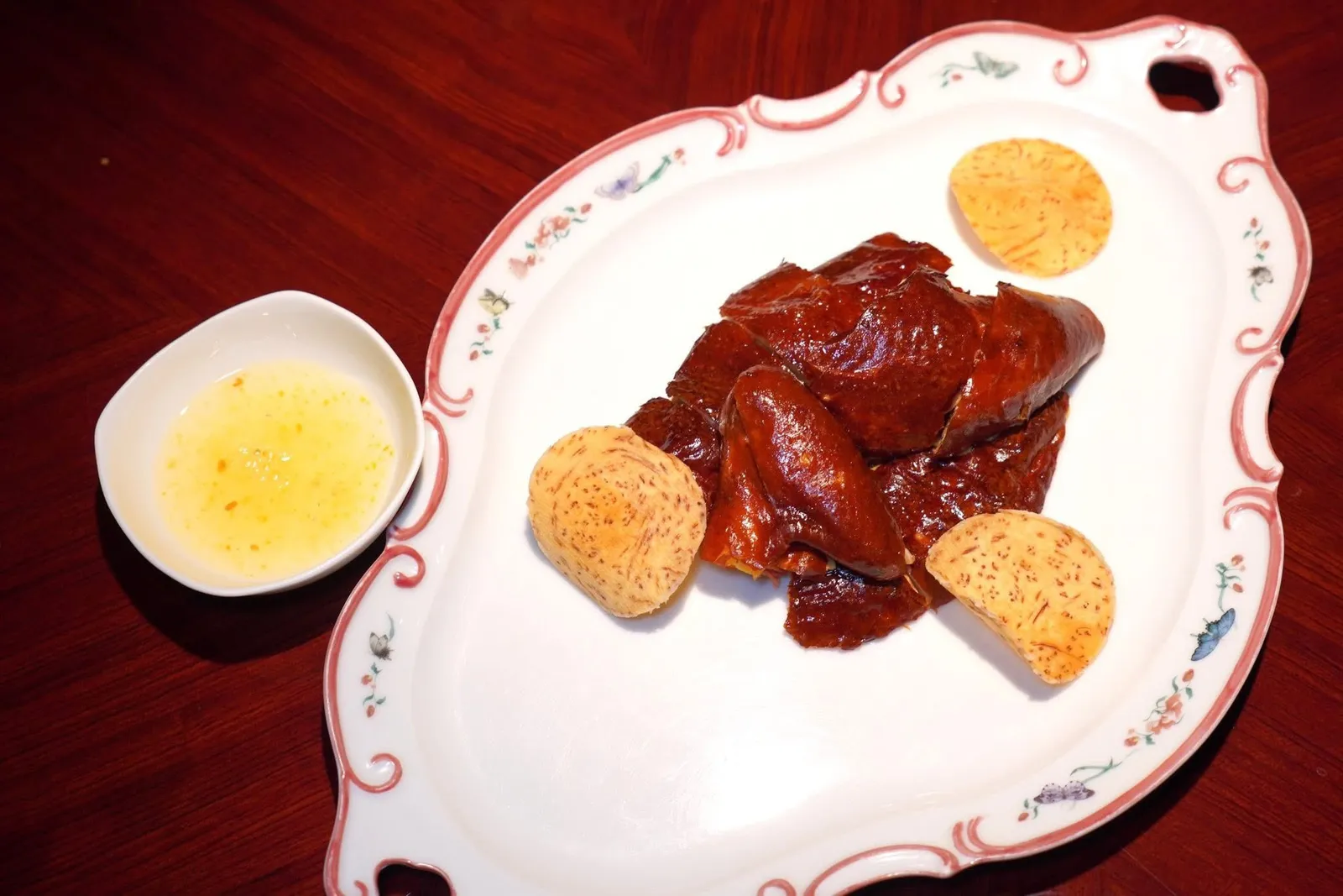 脆皮鸡 (198 CNY+)Roasted Crispy Chickenสุดยอดเมนูไก่หนังกรอบสุดคลาสสิกประจำร้าน เนื้อไก่นุ่มและฉ่ำ ไร้ซึ่งความมันที่มากจนเกินไป ส่วนหนังบางกรอบ เคี้ยวง่าย มีกลิ่นหอมโดดเด่น ทีมเชฟเสิร์ฟมากับเผือกทอดช่วยสร้างมิติทางเนื้อสัมผัสที่ดี (17/20)