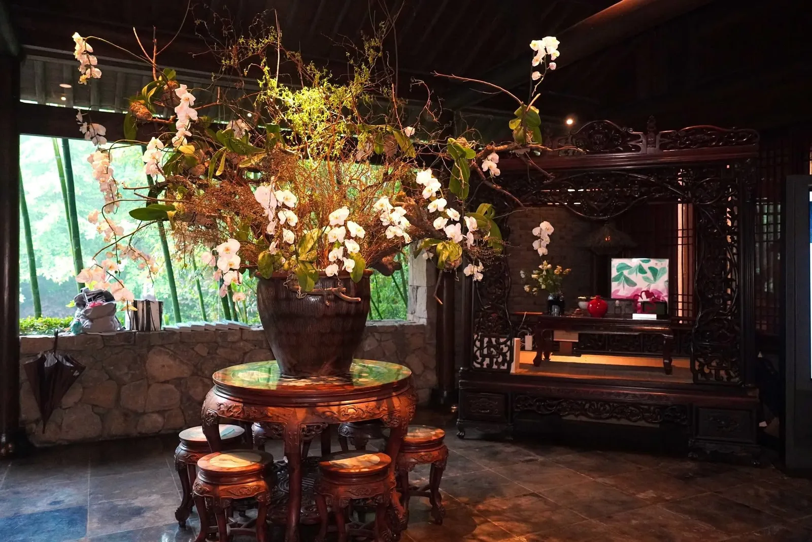 🎗️ Seven Villas Hotel มีต้นกำเนิดจากการปรับปรุงบ้านพักสไตล์จีนโบราณ 7 หลัง ซึ่งเดิมเป็นทรัพย์สินส่วนตัวขององค์กร “江南会” ที่ก่อตั้งโดย Jack Ma ผู้ก่อตั้ง Alibaba