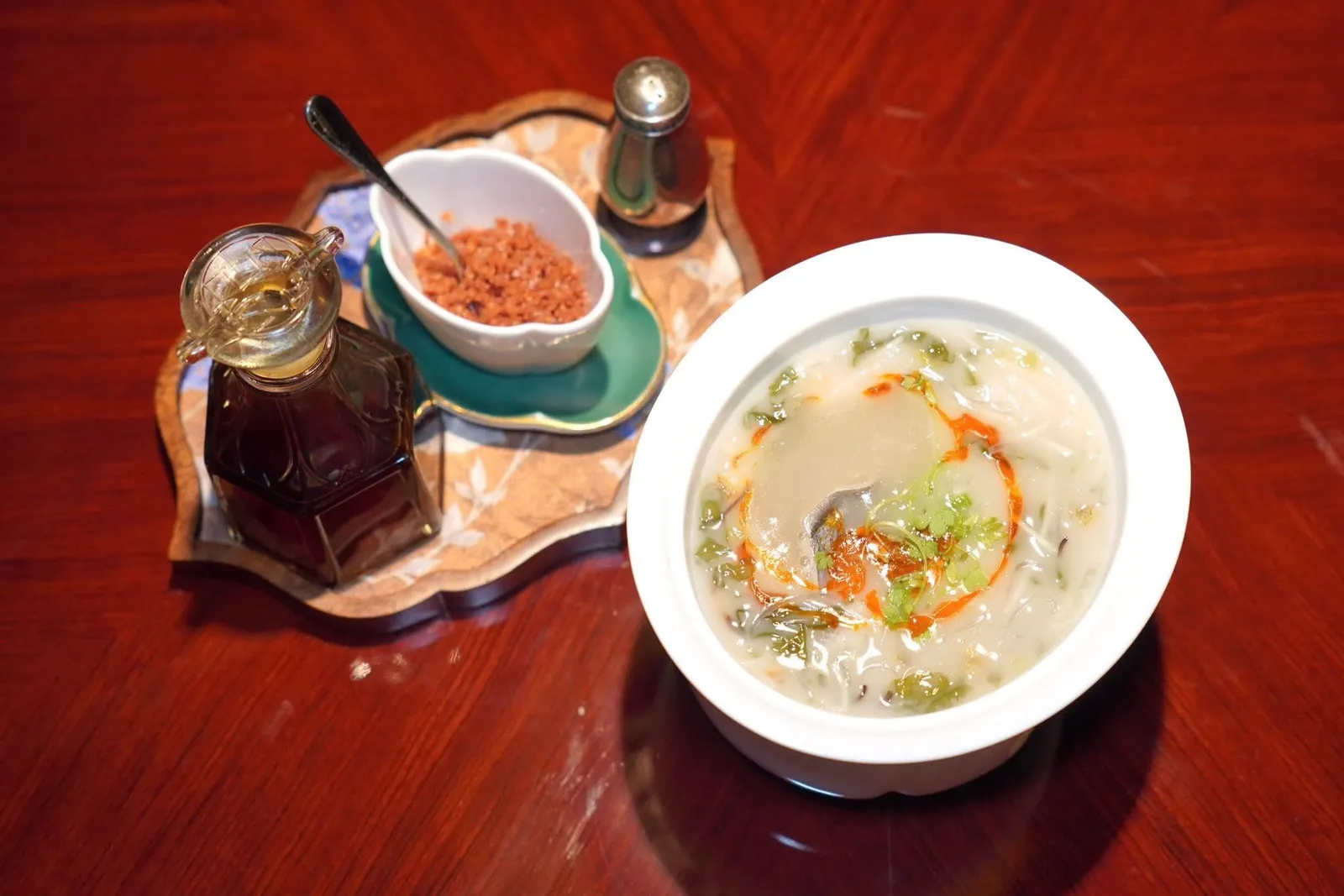 新宋嫂鱼柳羹 (128 CNY+)Song's Fish Soupอีกหนึ่งเมนูเด็ดคือซุปปลาที่มีต้นตำรับเดิมมาตั้งแต่สมัยราชวงศ์ซ่งของจีน ทั้งยังเป็นแซ่เดียวกันกับนามสกุลของเจ้าของโรงแรมอีกด้วย ตัวซุปมี Body ไม่ข้นไม่ใสจนเกินไป รสชาติกลมกล่อม ละมุนลิ้น มีรสของปลาที่ไม่โดดไปกว่าองค์ประกอบอื่น ๆ ทางร้านแนะนำให้ปรุงรสชาติได้เองตามใจชอบ (17/20)