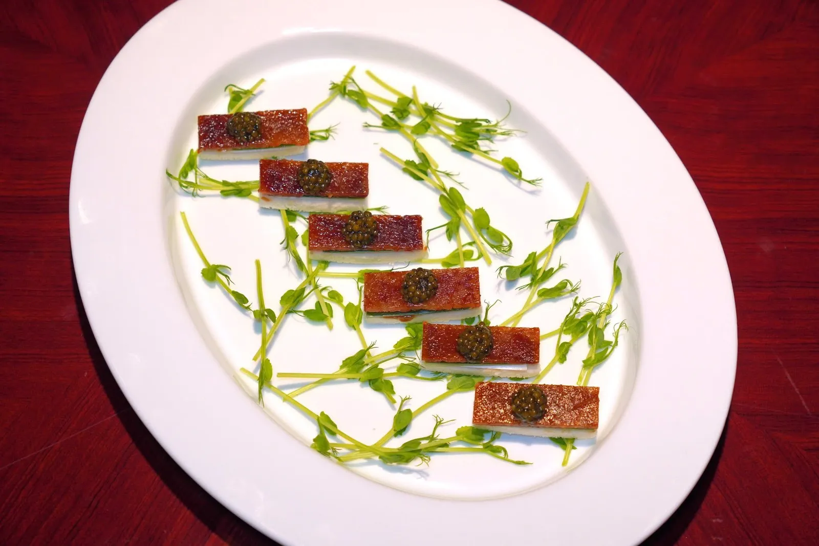 鱼子酱松阪肉 (198 CNY+)Crispy Pork with Caviar & Homemade Breadหมั่นโถวที่ทางร้านทำขึ้นมาเองเสิร์ฟมากับหนังหมูบางกรอบ ด้านบนท็อปด้วยคาเวียร์ท้องถิ่นที่ได้จากฟาร์มในนคร Hangzhou สร้างกลิ่นเฉพาะตัวบาลานซ์กันกับอโรมาของหนังหมูได้อย่างไร้ที่ติ (16/20)