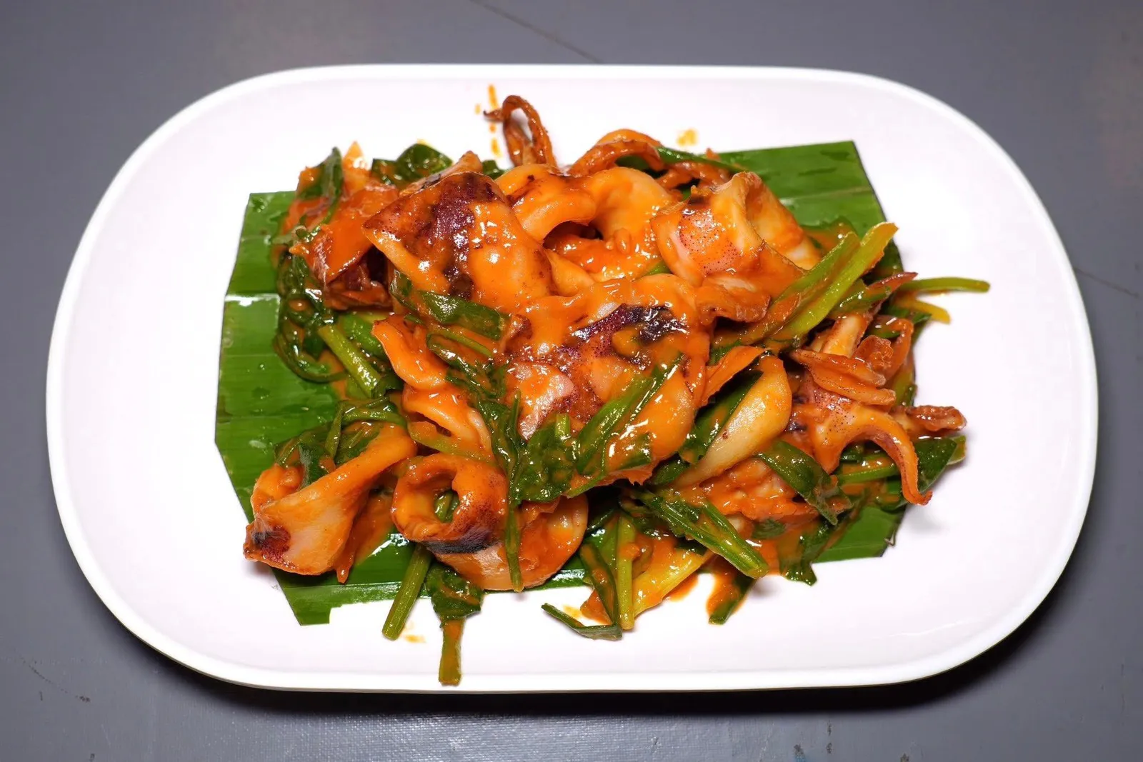 หมึกผัดไข่เค็ม (150)Stir-fried Squid with Salted Eggหมึกนุ่มหนึบผัดมากับซอสไข่เค็มที่มีความหอมมันและเค็มกำลังดี (14/20)