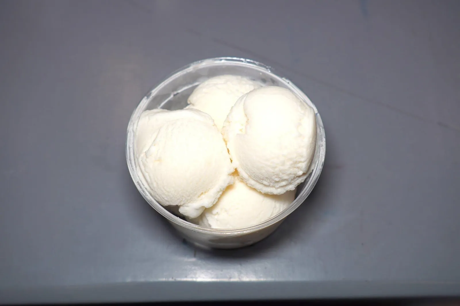 ไอติมกะทิ (50)Coconut Ice Creamนอกจากอาหารคาวแล้วทางร้านยังมีของหวานหลายอย่างขายเป็นซุ้มแยกกันต่างหาก ในที่นี่คือไอติมกะทิช่วยดับรสชาติเผ็ดได้ดี