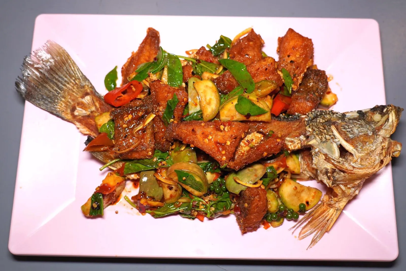 ปลากระพงผัดฉ่า (280)Stir Fried Sea Bass with Herbsปลากระพงทอดมาแบบกรอบ ๆ ไม่อมน้ำมัน จากนั้นคลุกเคล้ากับสมุนไพรให้รสชาติเผ็ดเข้าเนื้อ (14/20)