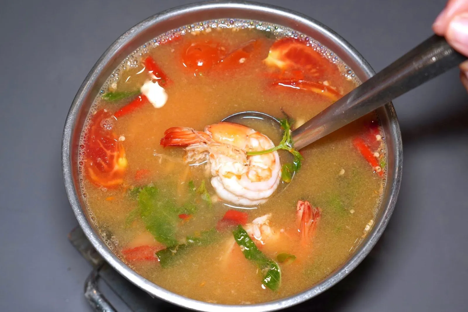 ต้มยำกุ้ง (150)Spicy Prawn Soupต้มยำกุ้งน้ำใสรสชาติมาตรฐาน หอมกลิ่นสมุนไพร มีความเผ็ดพอประมาณ (12/20)