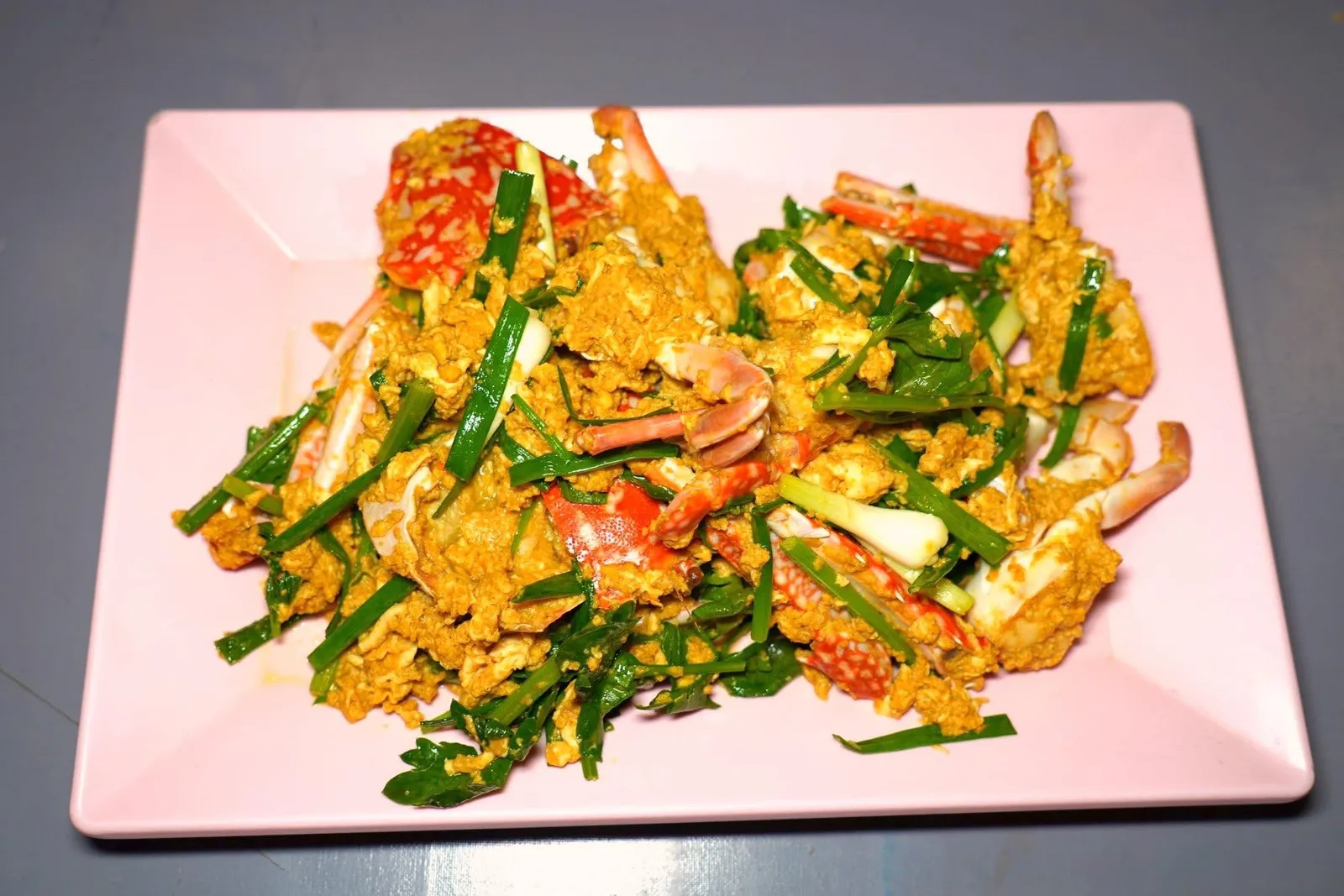 ปูผัดผงกะหรี่ (550)Stir-fried Crab with Curry Powderปูผัดผงกะหรี่สูตรของทางร้านมีรสชาติติดหวานจึงให้รสชาติมีความกลมกล่อม เนื้อปูหวานโดยธรรมชาติ มีอโรมาหอม ๆ ของผงกะหรี่พอเหมาะ (14/20)
