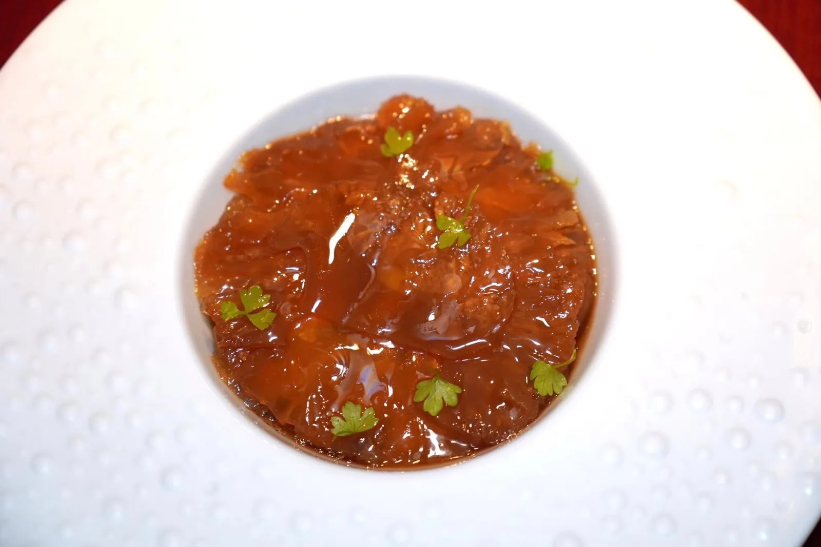 青瓜果醋拌海蜇 (158 CNY+)Jellyfish, Cucumber with Vinegarแมงกะพรุนคุณภาพสูง เนื้อสัมผัสกรอบ ไร้ซึ่งความกระด้าง คลุกเคล้ามากับน้ำส้มสายชูชั้นยอด รองด้านล่างด้วยแตงกวาช่วยเพิ่มความสดชื่นอีกทีหนึ่ง (16/20)