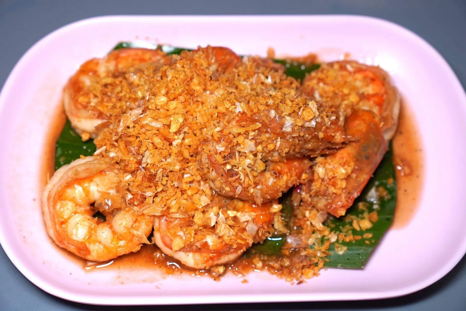 กุ้งทอดกระเทียม (150)Garlic Fried Shrimpกุ้งตัวเขื่องแกะเปลือกอย่างดีทอดในน้ำมันร้อน ๆ จนสุกได้ที่ ทั้งยังมีความหอมและกรอบของกระเทียมที่พอเหมาะลงตัว (14/20)
