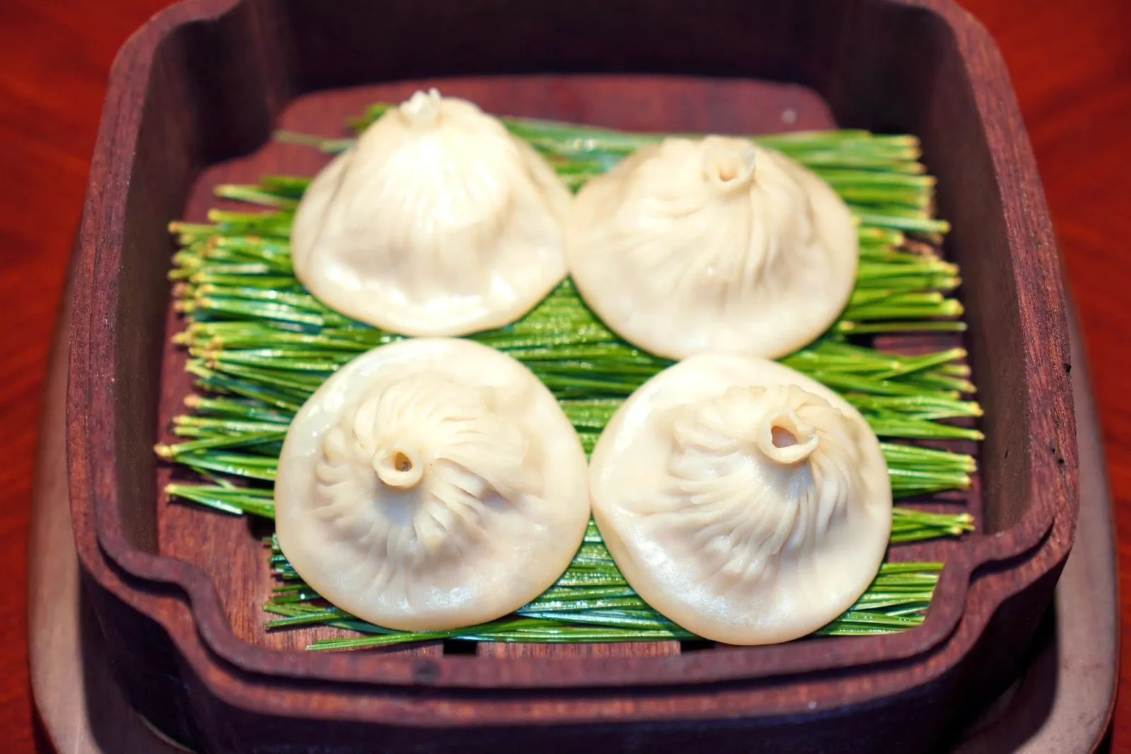 鲜肉小笼包 (68 CNY+)Steamed Bun with Porkเสี่ยวหลงเปาคุณภาพปานกลาง แป้งมีความหนาแต่ไม่กระด้าง ไส้หมูด้านในกลมกล่อมและมีความนุ่มปานกลาง (15/20)