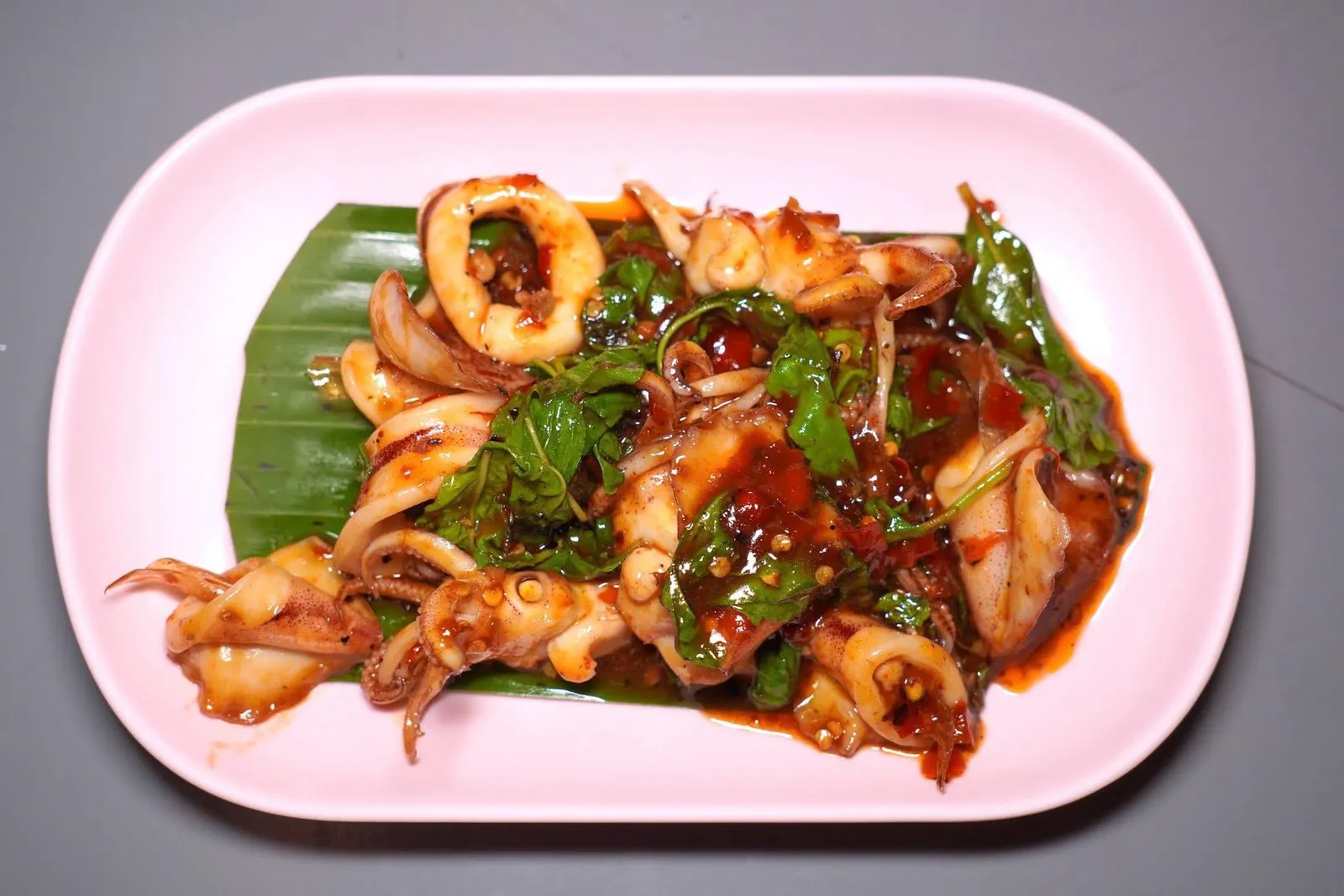 หมึกผัดกระเพรา (150)Stir-fried Squid with Basil Leavesเมนูผัดกระเพราของที่ร้านผ่านไฟแรงจนได้รสชาติที่เข้มข้นหาใครเทียบชั้นได้ยาก ส่วนชิ้นหมึกสุกกำลังดีทั้งหมด (14/20)
