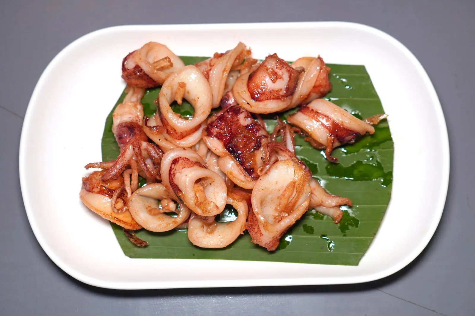 หมึกทอดน้ำปลา (200)Fried Squid with Fish Sauceหมึกทอดน้ำปลาเสิร์ฟมาร้อน ๆ หนึบ ๆ มีรสชาติเค็มเบา ๆ หอมกลิ่นของน้ำปลาที่ผ่ายความร้อนสูง อร่อยเด็ดอย่าบอกใคร (13/20)