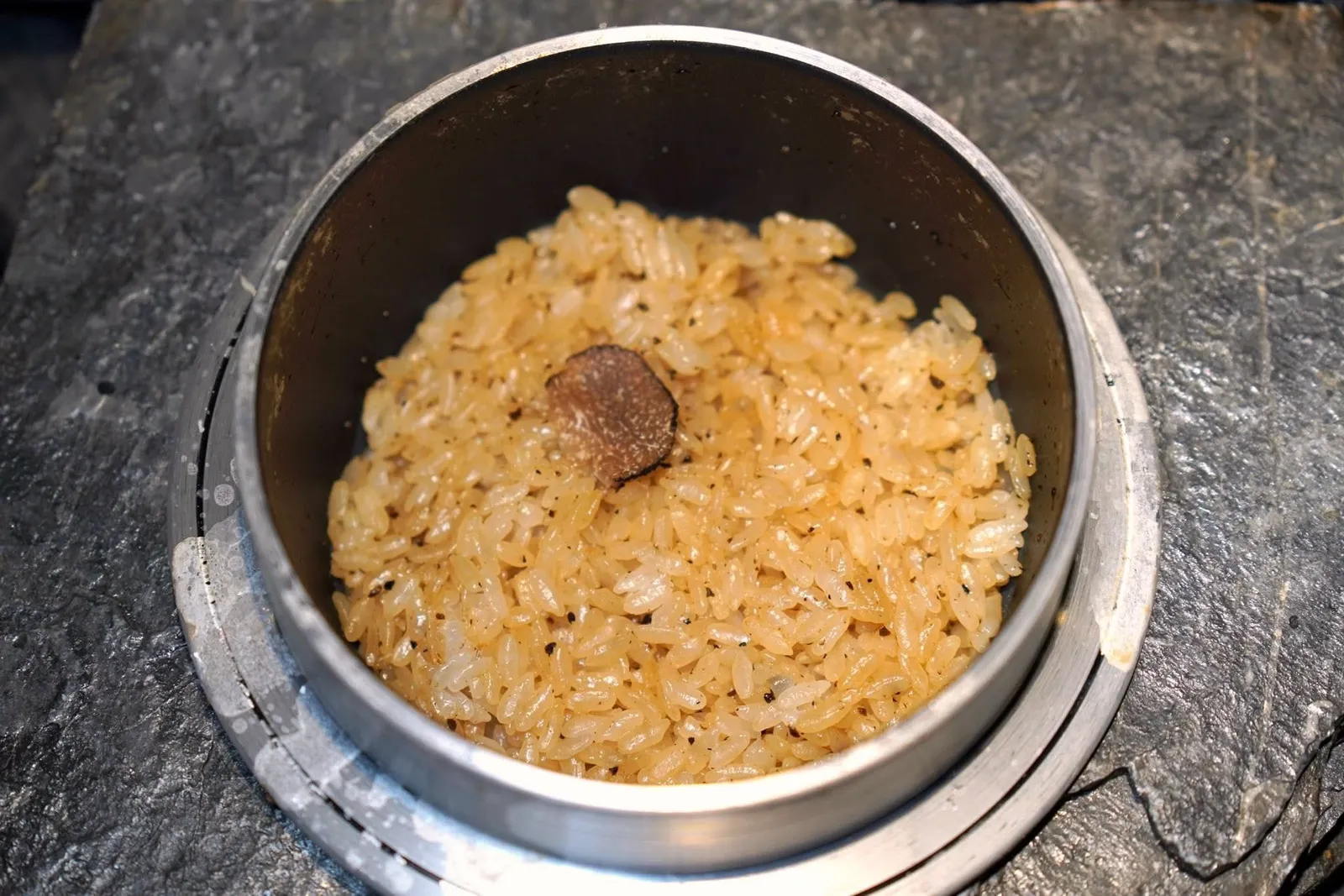 Rice (Shizen) (Upgraded from Chikara 150++)จากนั้นพนักงานจะเสิร์ฟข้าวญี่ปุ่นโดยในวันนี้เราได้อับเกรดจาก Chikara หรือข้าวที่หุงกับกระดูกปลามาเป็น Shizen ซึ่งเป็นข้าวหุงกับเห็ดชิทาเกะ เชฟยังเติมแต่งอโรมาหอม ๆ ของทรัฟเฟิลลงไปด้วย