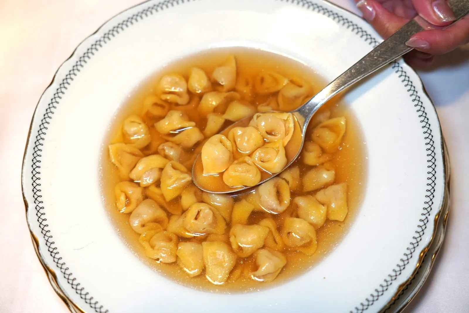 TORTELLINI IN STOCK (17 €)Tortellini in Brodo เป็นหนึ่งในอาหารอิตาเลียนแบบดั้งเดิมที่มีชื่อเสียงมากในแคว้น Emilia-Romagna ซึ่งเมือง Bologna และ Modena ถือเป็นแหล่งกำเนิดของอาหารจานนี้ ทางร้านนำเสนอพาสต้าทรงเกี๊ยวยัดไส้ขนาดเล็กที่ผ่านการต้มในน้ำซุปใสในที่นี้คือน้ำซุปไก่ให้รสชาติที่กลมกล่อมพอเหมาะ แนะนำให้เริ่มรับประทานแบบซุปปกติหรืออาจปรุงรสด้วย Parmigiano Reggiano ก็ได้เช่นกันเช่นกัน (15/20)
